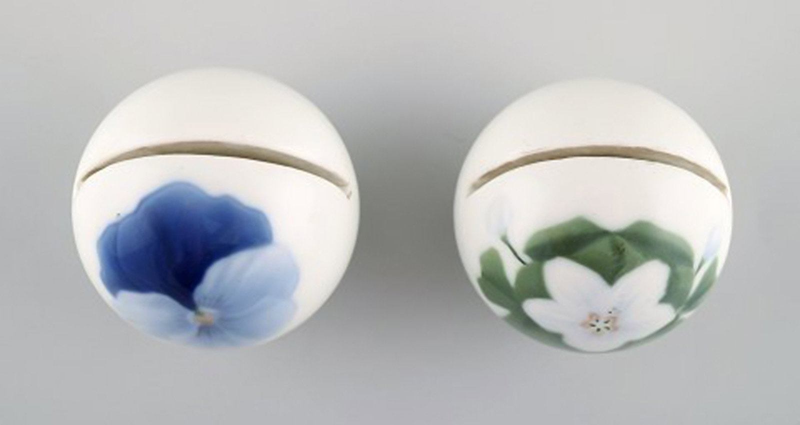 Bing & Grondahl / B&G. A pair of early art nouveau table card holders in porcelain with flowers. - 4
