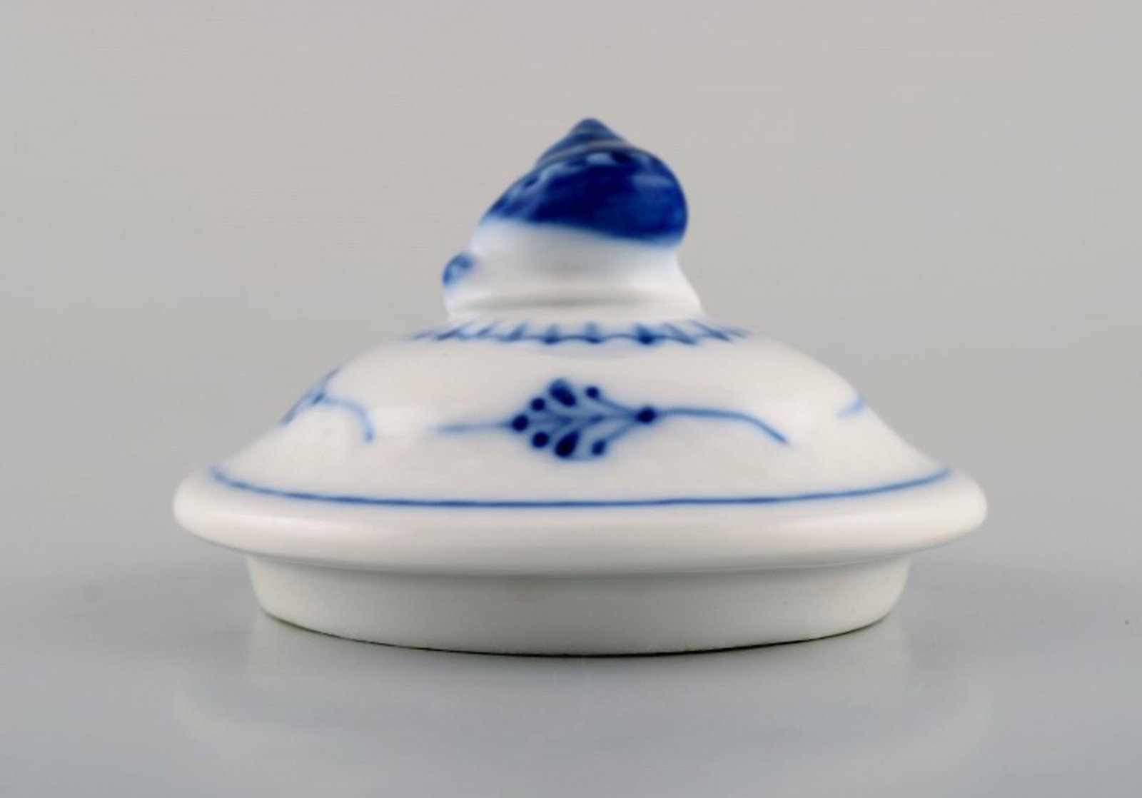 Antique Bing and Grondahl lid in hand-painted porcelain. Lid knob in the form of a snail. Late 19th (1 of 4)