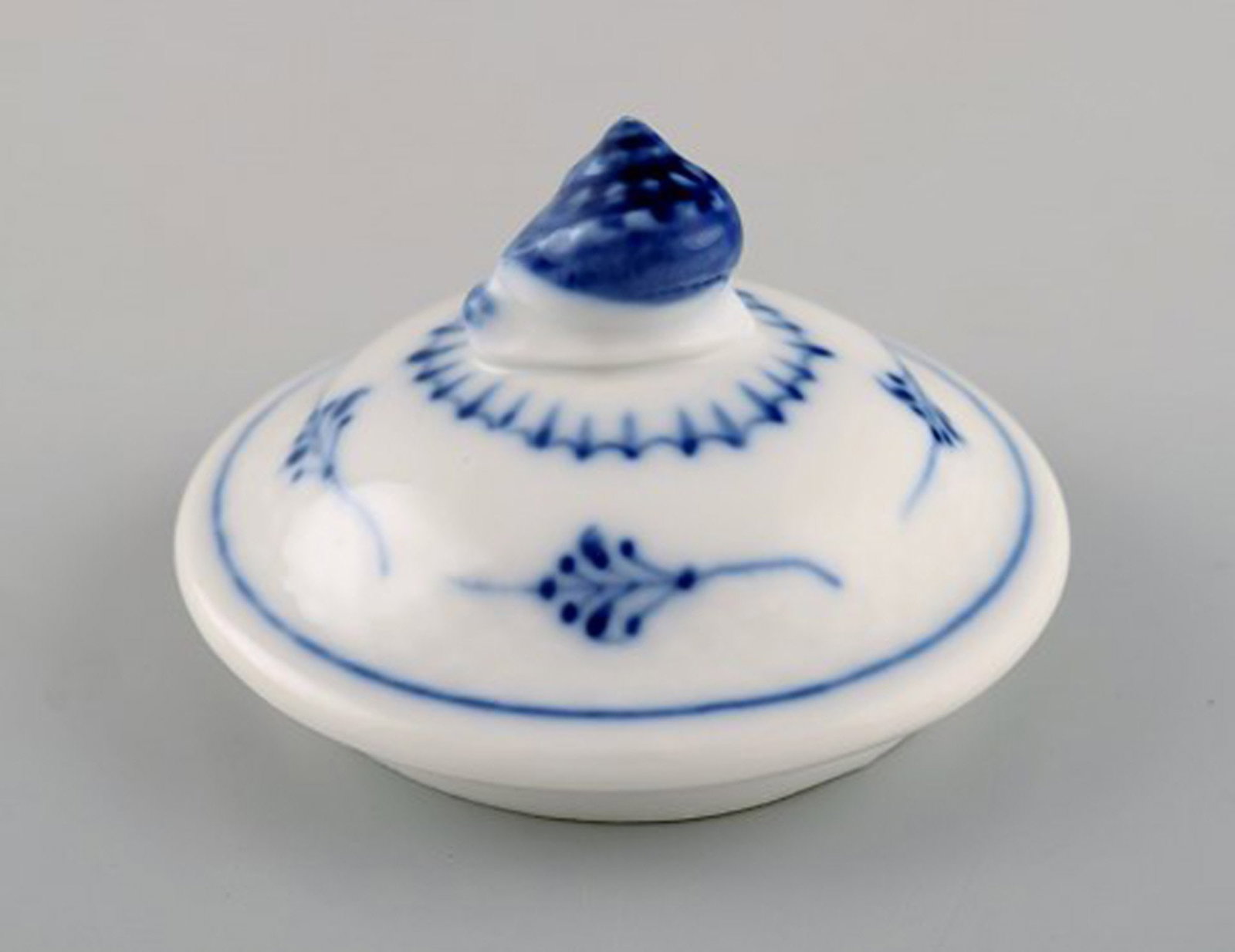 Antique Bing and Grondahl lid in hand-painted porcelain. Lid knob in the form of a snail. Late 19th - 2