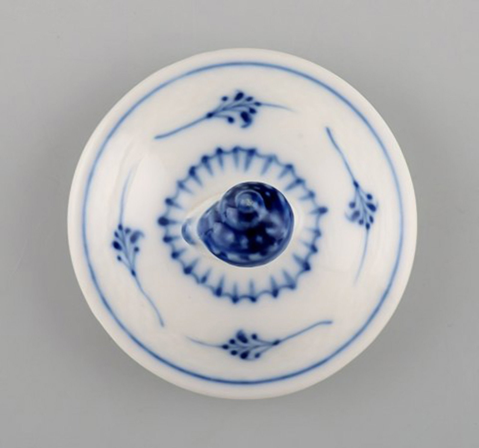 Antique Bing and Grondahl lid in hand-painted porcelain. Lid knob in the form of a snail. Late 19th - 3