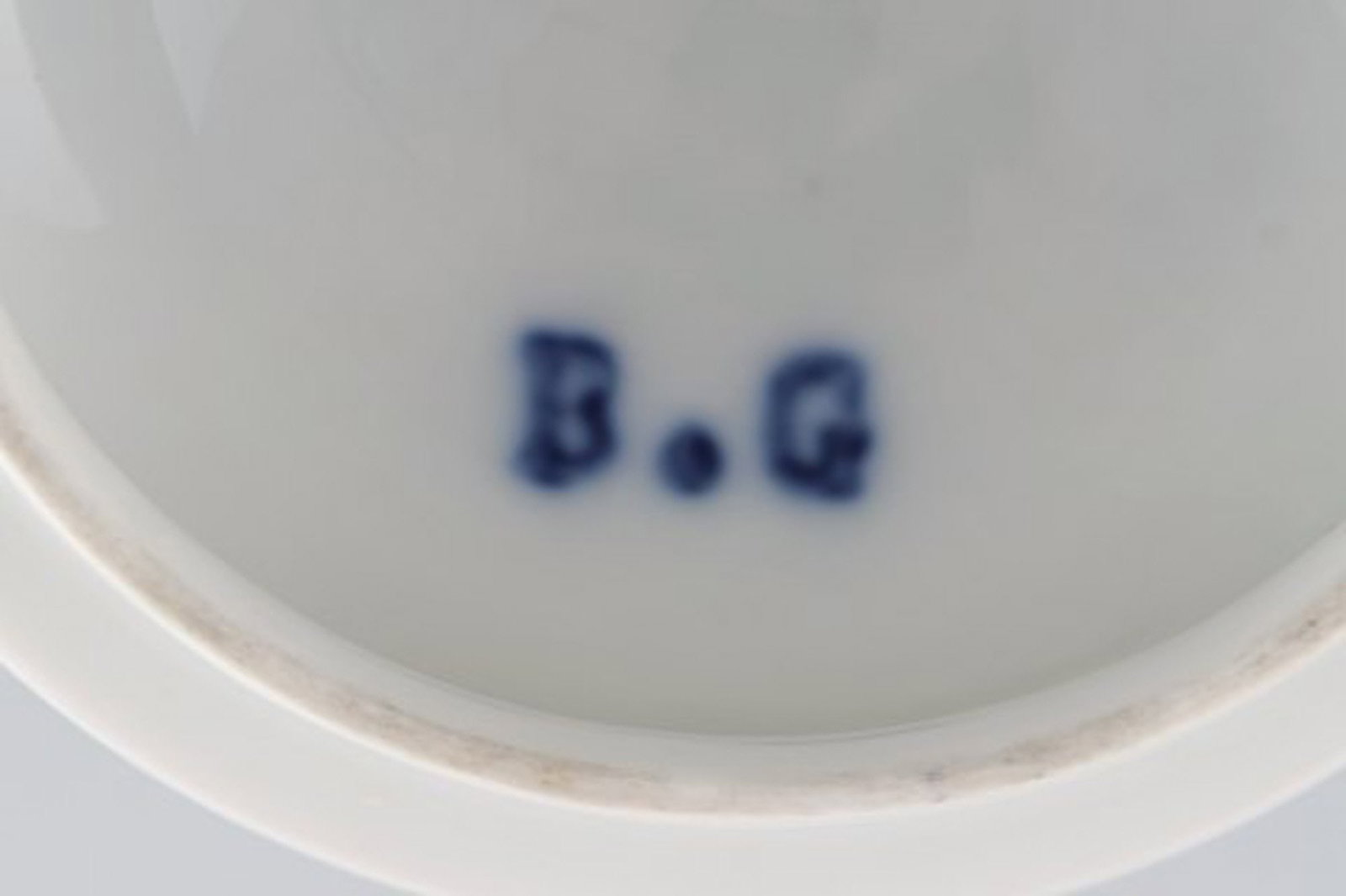 Antique Bing and Grondahl lid in hand-painted porcelain. Lid knob in the form of a snail. Late 19th - 4