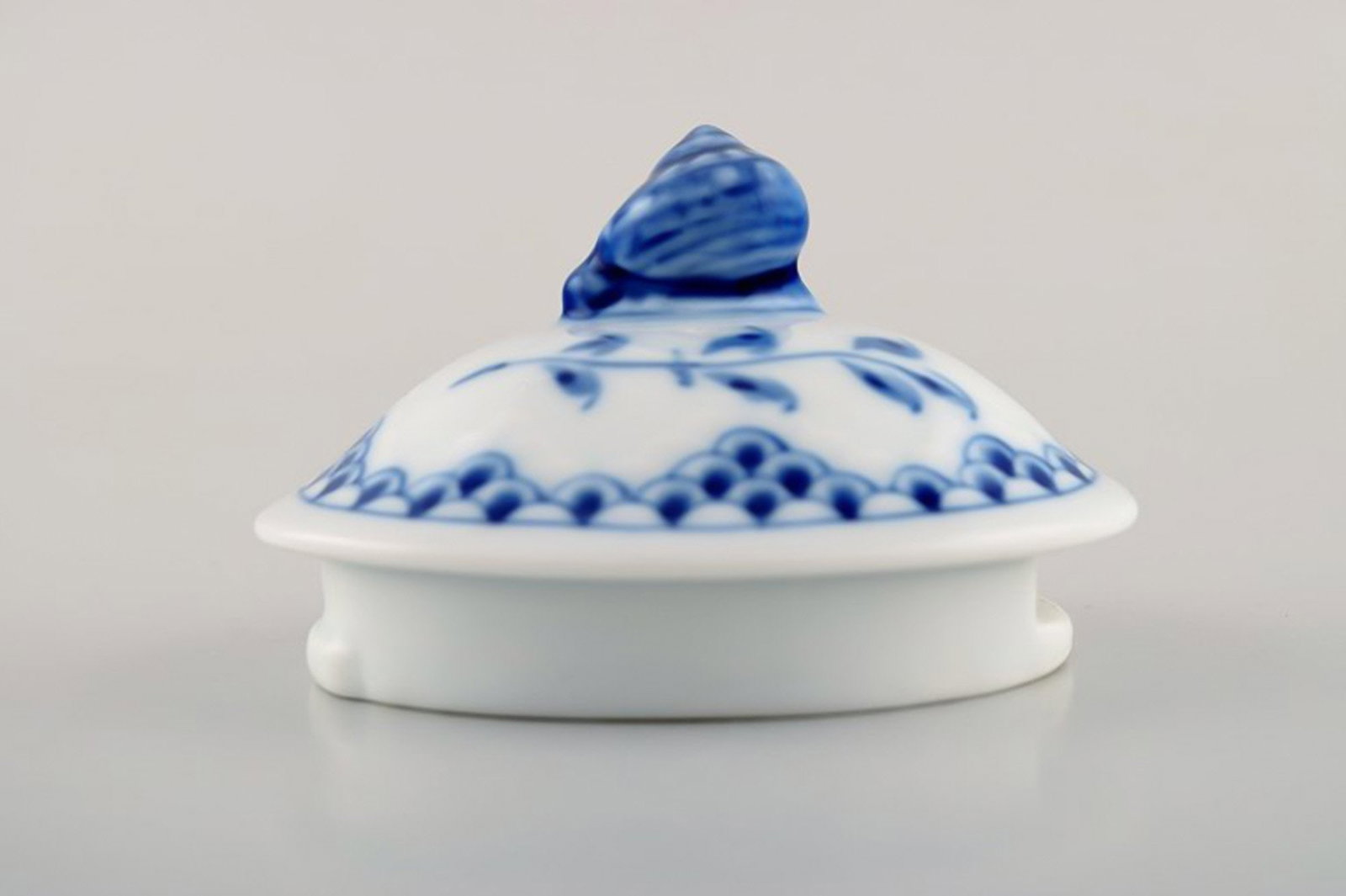 Bing and Grondahl lid for a jug / pot in hand-painted porcelain. Lid knob in the form of a snail.: Brand: Bing & Grøndahl Bing and Grondahl lid for a jug / pot in hand-painted porcelain. Lid knob in the form of a snail. Reserve: $35.00 Shipping: Domestic: Shipping rates are determined by