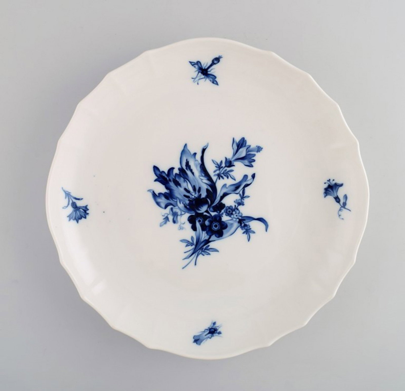 Meissen blue onion low porcelain bowl. Ca. 1920.: Brand: Meissen Meissen blue onion low porcelain bowl. Ca. 1920. Reserve: $119.00 Shipping: Domestic: Shipping rates are determined by destination International: Foreign shipping rates are determined b