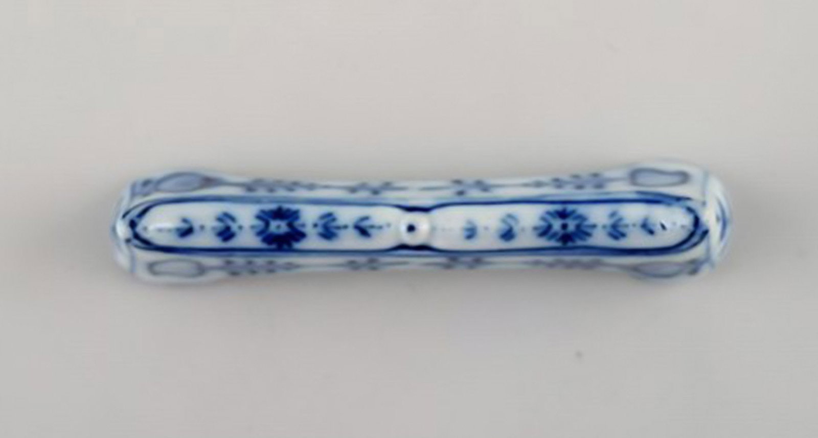 Two Stadt Meissen blue onion patterned knife rests and small spoon. Mid 20th century. - 3