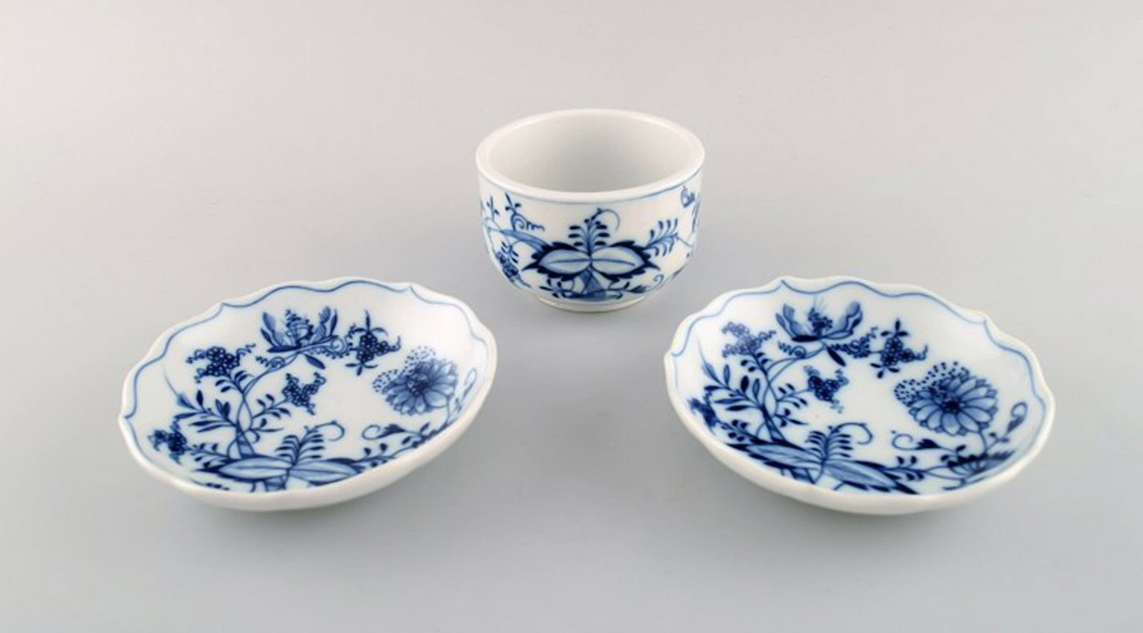 Stadt Meissen blue onion pattern. Small vase and two bowls. Mid 20th century.: Brand: Meissen Stadt Meissen blue onion pattern. Small vase and two bowls. Mid 20th century. Reserve: $60.00 Shipping: Domestic: Shipping rates are determined by destination International: Foreign