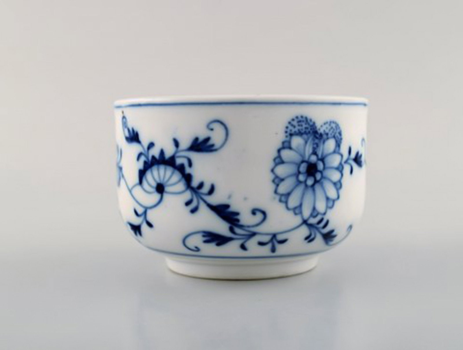 Stadt Meissen blue onion pattern. Small vase and two bowls. Mid 20th century. - 3