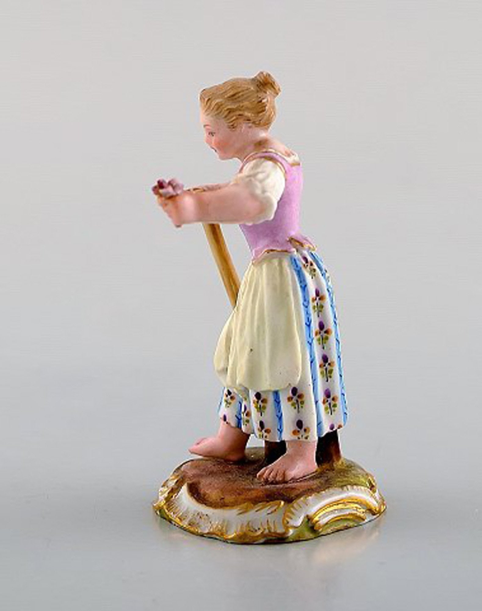 Rare antique Meissen miniature figure after Johann Joachim Kändler in hand-painted porcelain. - 4