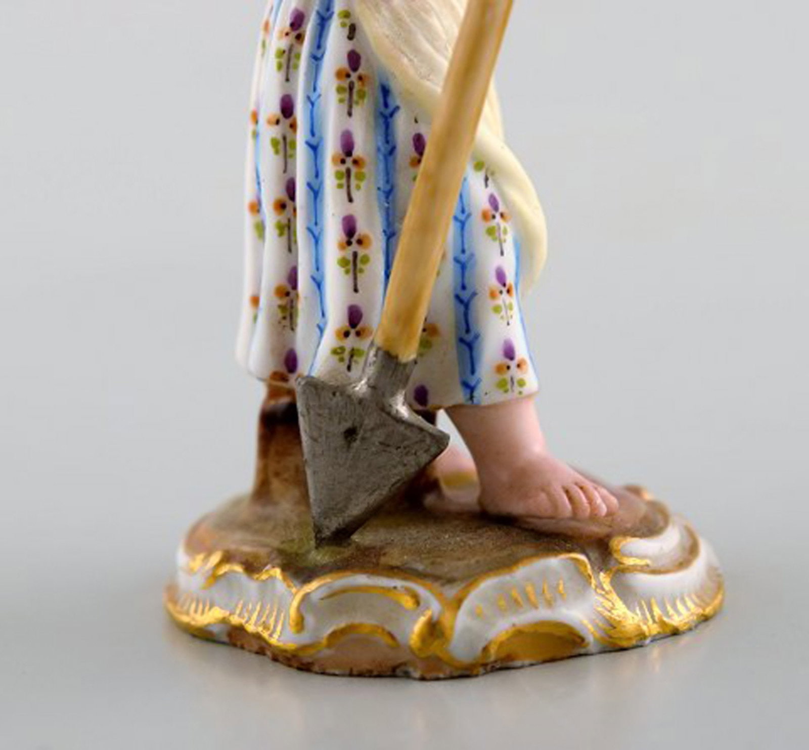 Rare antique Meissen miniature figure after Johann Joachim Kändler in hand-painted porcelain. - 6