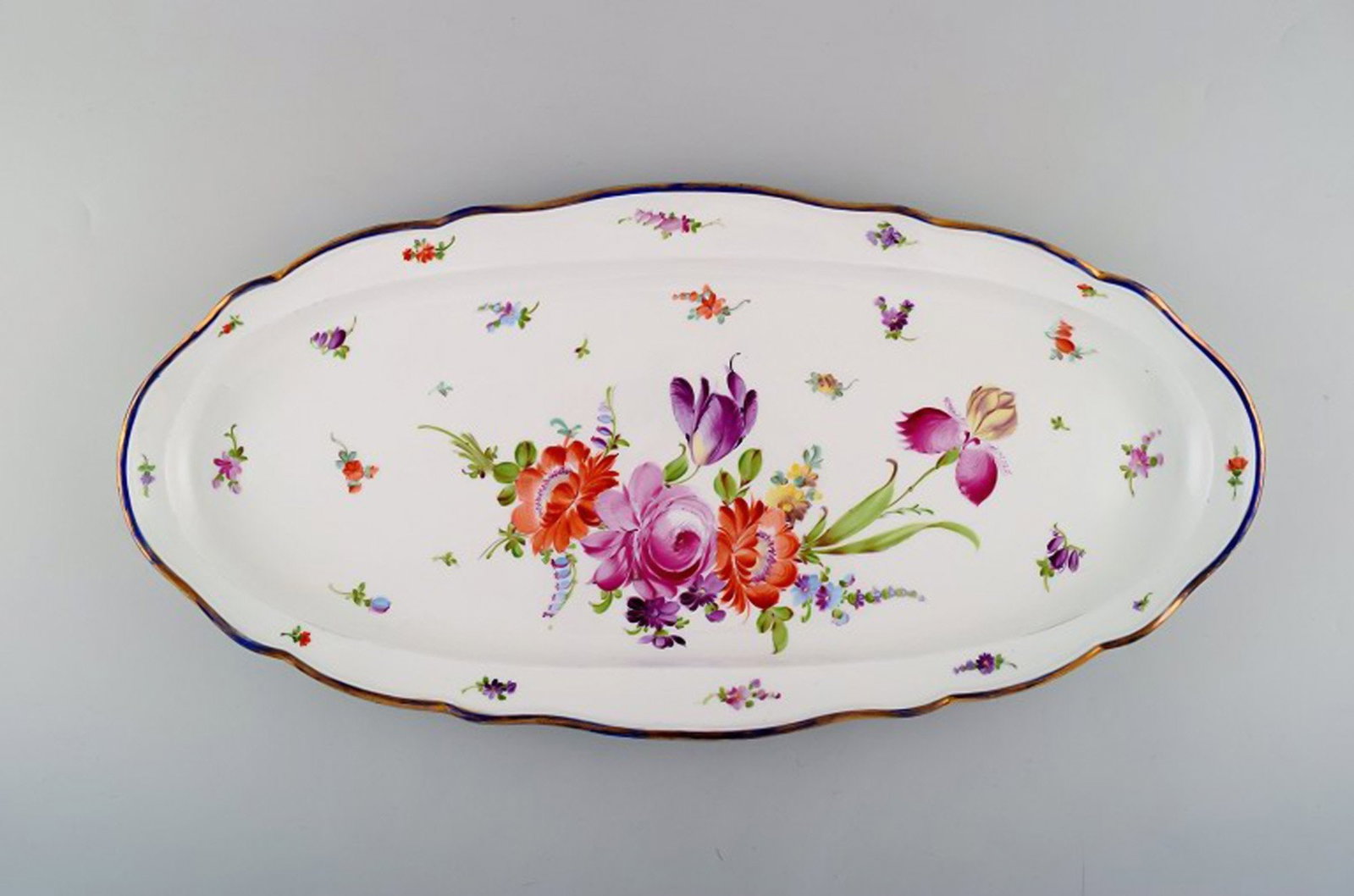 Large antique Meissen serving dish in hand-painted porcelain, with floral motifs. Late 19th century.: Brand: Meissen Large antique Meissen serving dish in hand-painted porcelain, with floral motifs. Late 19th century. Reserve: $700.00 Shipping: Domestic: Shipping rates are determined by destination