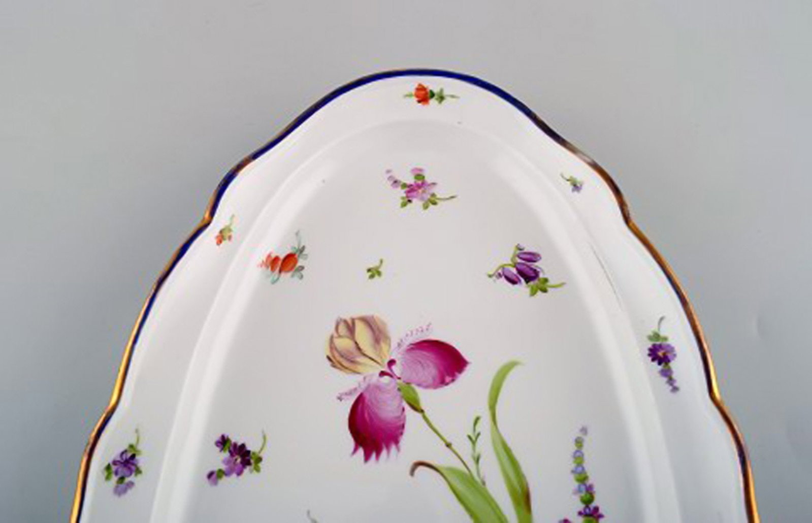 Large antique Meissen serving dish in hand-painted porcelain, with floral motifs. Late 19th century. - 3