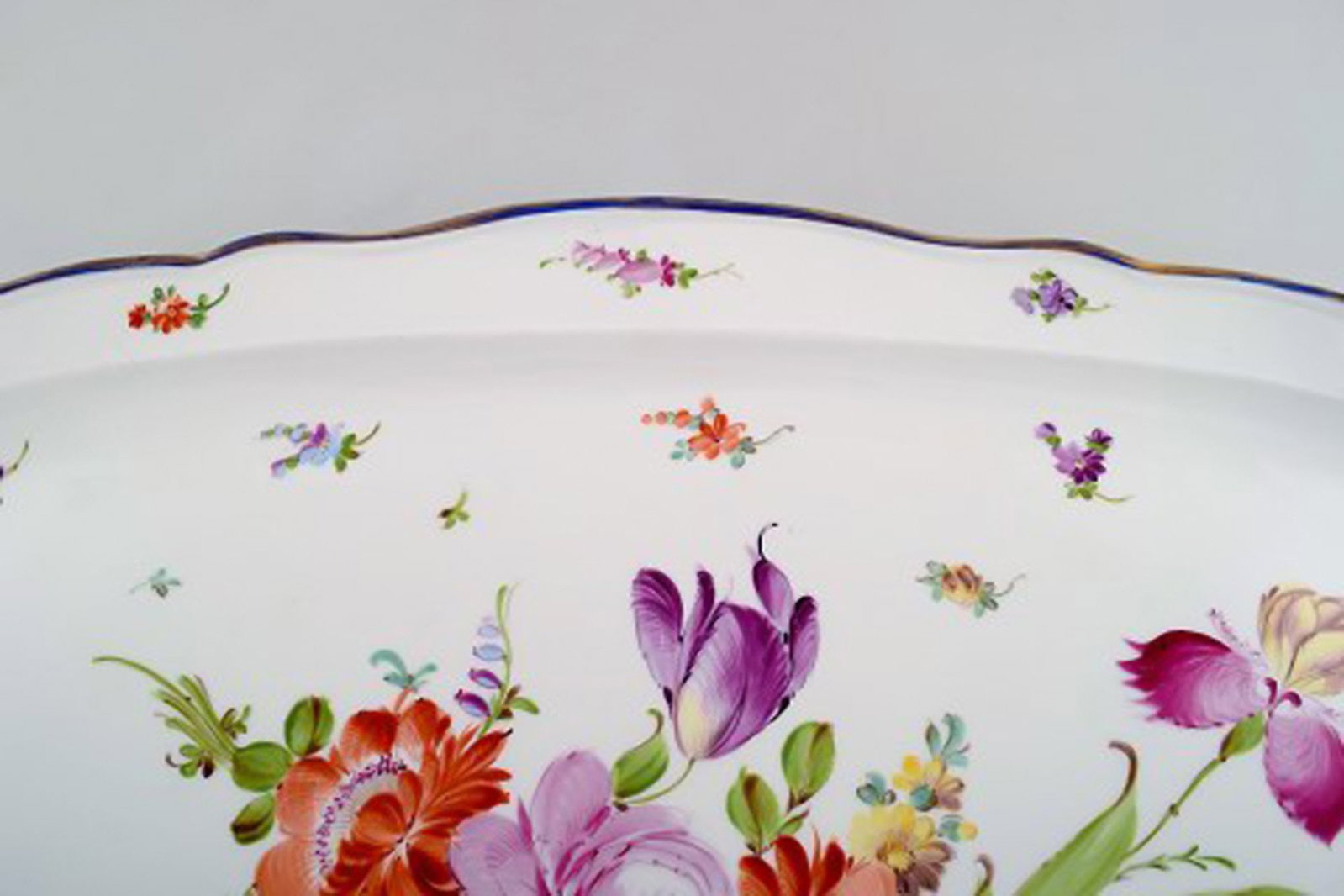 Large antique Meissen serving dish in hand-painted porcelain, with floral motifs. Late 19th century. - 4