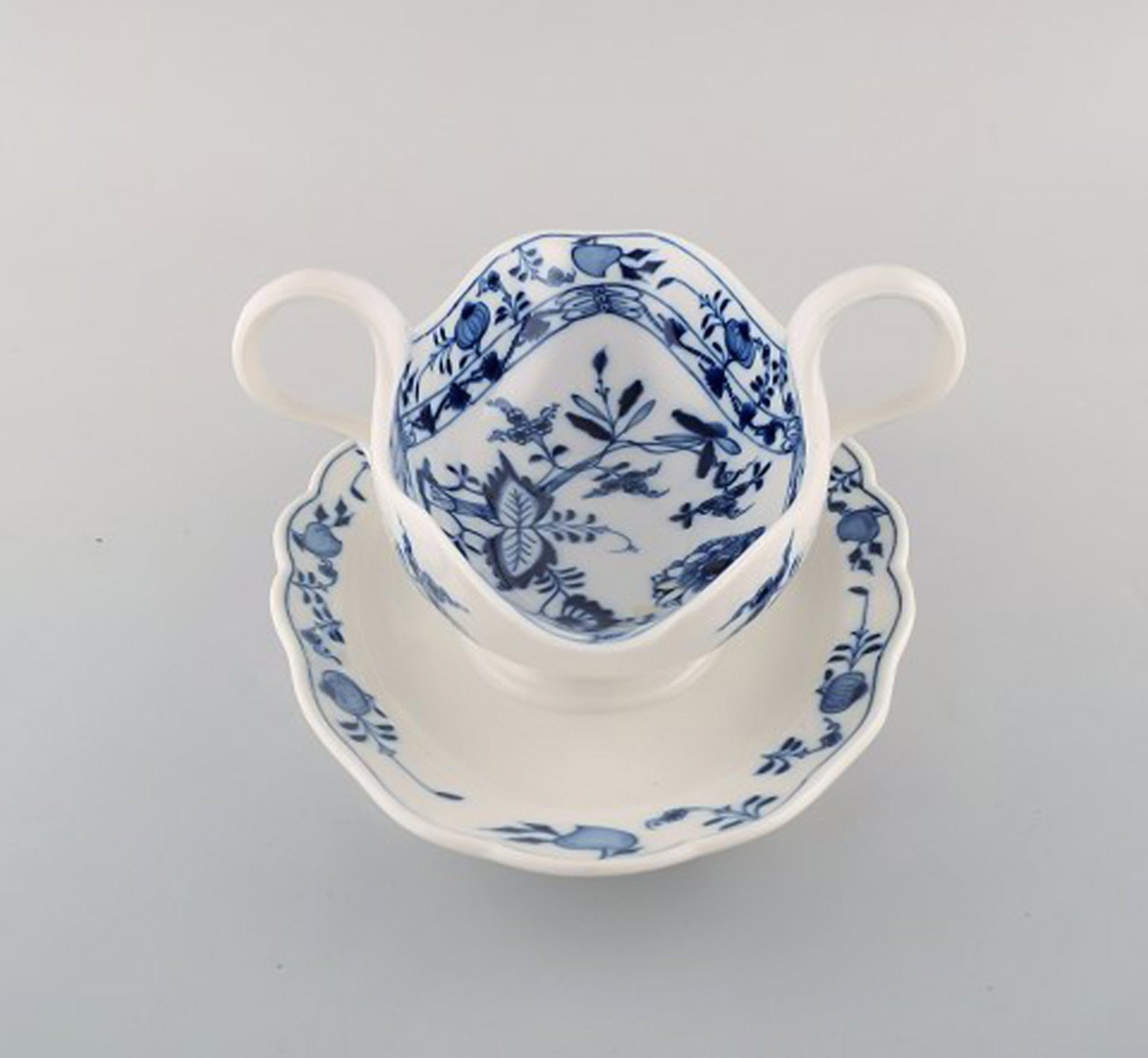 Antique Meissen "Blue Onion" sauce boat in hand-painted porcelain. Early 20th century. 2 pcs. in - 3