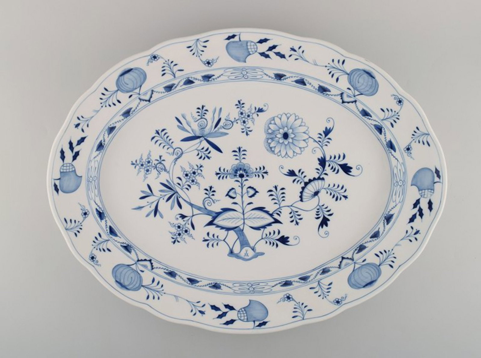 Colossal Antique Meissen "Blue Onion" serving dish in hand-painted porcelain. Early 20th century.: Brand: Meissen Colossal Antique Meissen "Blue Onion" serving dish in hand-painted porcelain. Early 20th century. Reserve: $525.00 Shipping: Domestic: Shipping rates are determined by destination