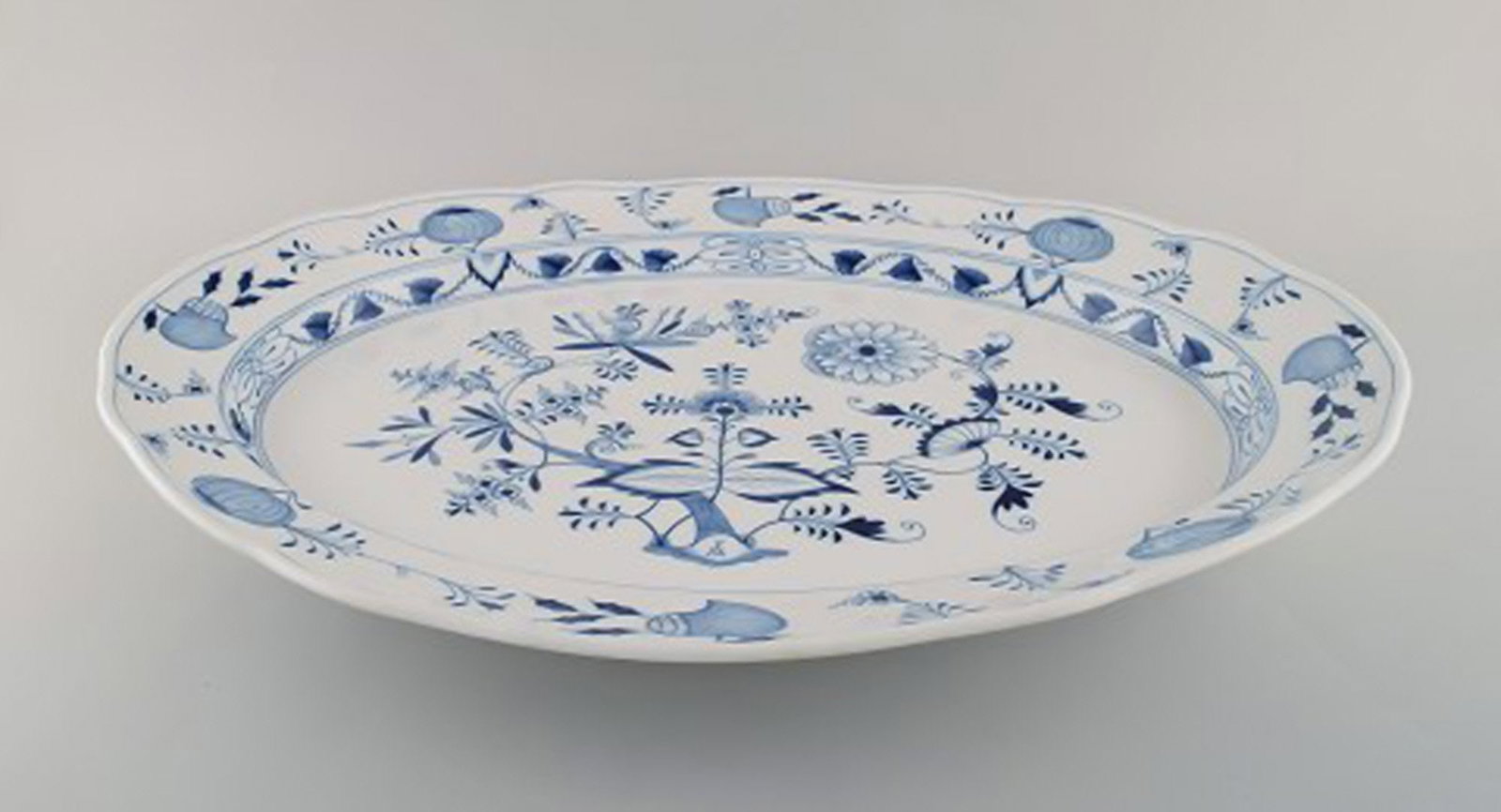 Colossal Antique Meissen "Blue Onion" serving dish in hand-painted porcelain. Early 20th century. - 2