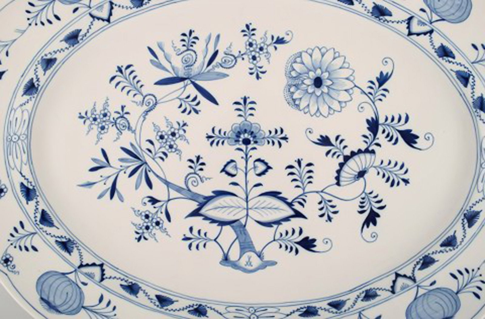 Colossal Antique Meissen "Blue Onion" serving dish in hand-painted porcelain. Early 20th century. - 3