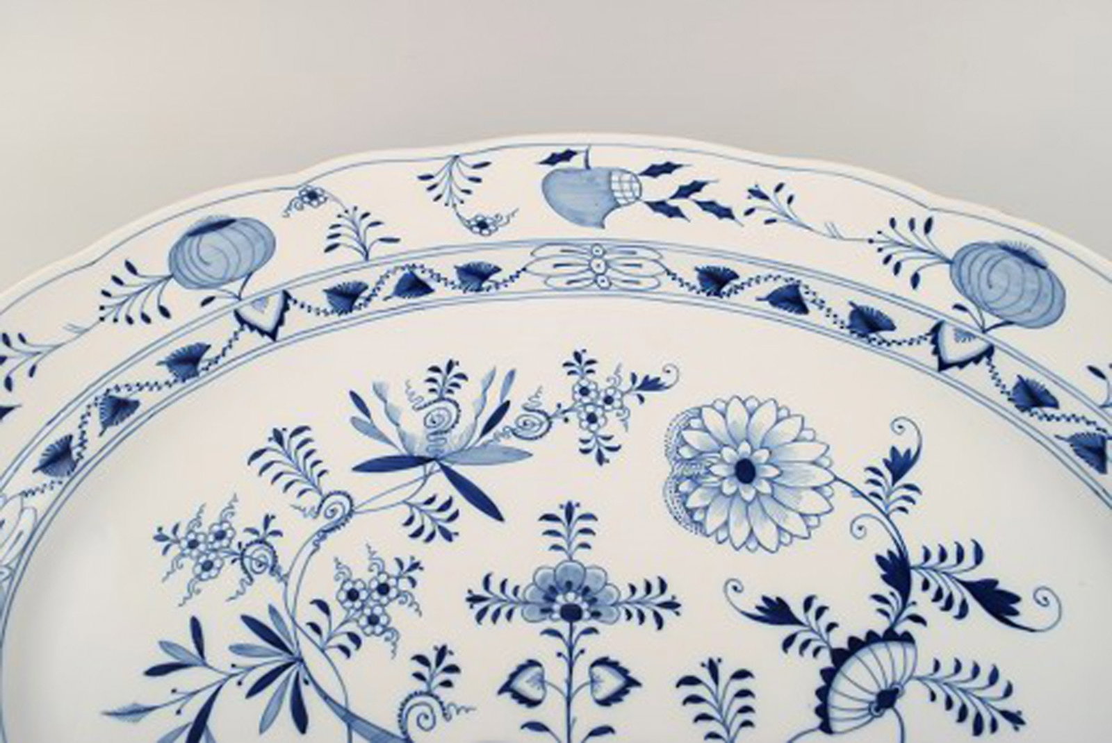 Colossal Antique Meissen "Blue Onion" serving dish in hand-painted porcelain. Early 20th century. - 4