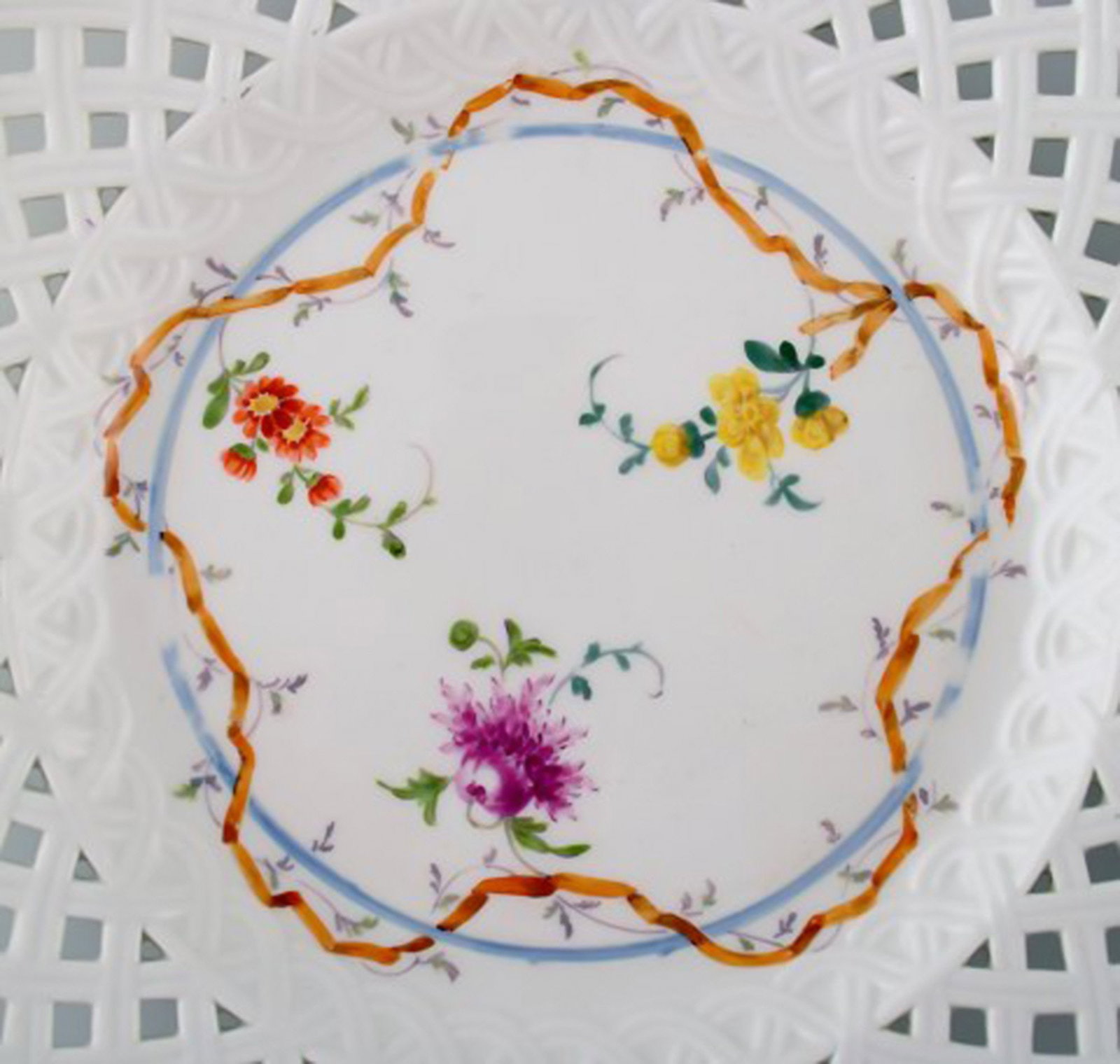 Two antique Meissen plates in pierced porcelain with hand-painted floral motifs. Museum Quality. - 2