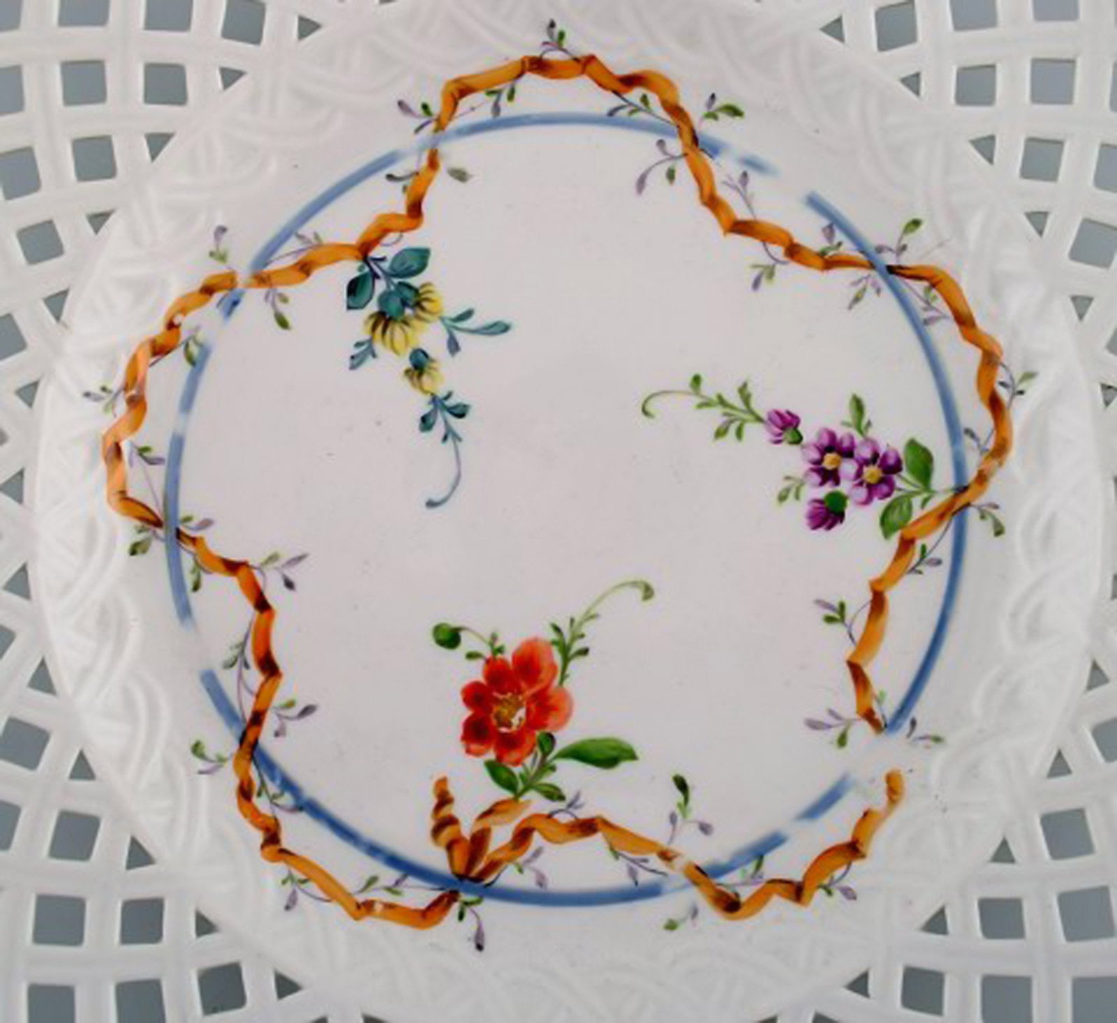 Two antique Meissen plates in pierced porcelain with hand-painted floral motifs. Museum Quality. - 3
