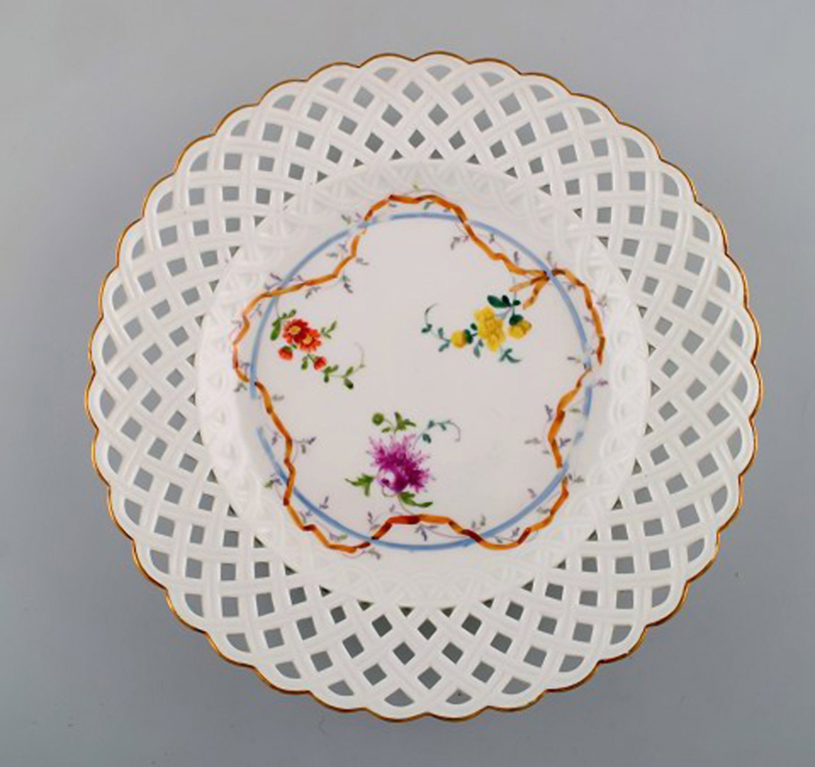 Two antique Meissen plates in pierced porcelain with hand-painted floral motifs. Museum Quality. - 4