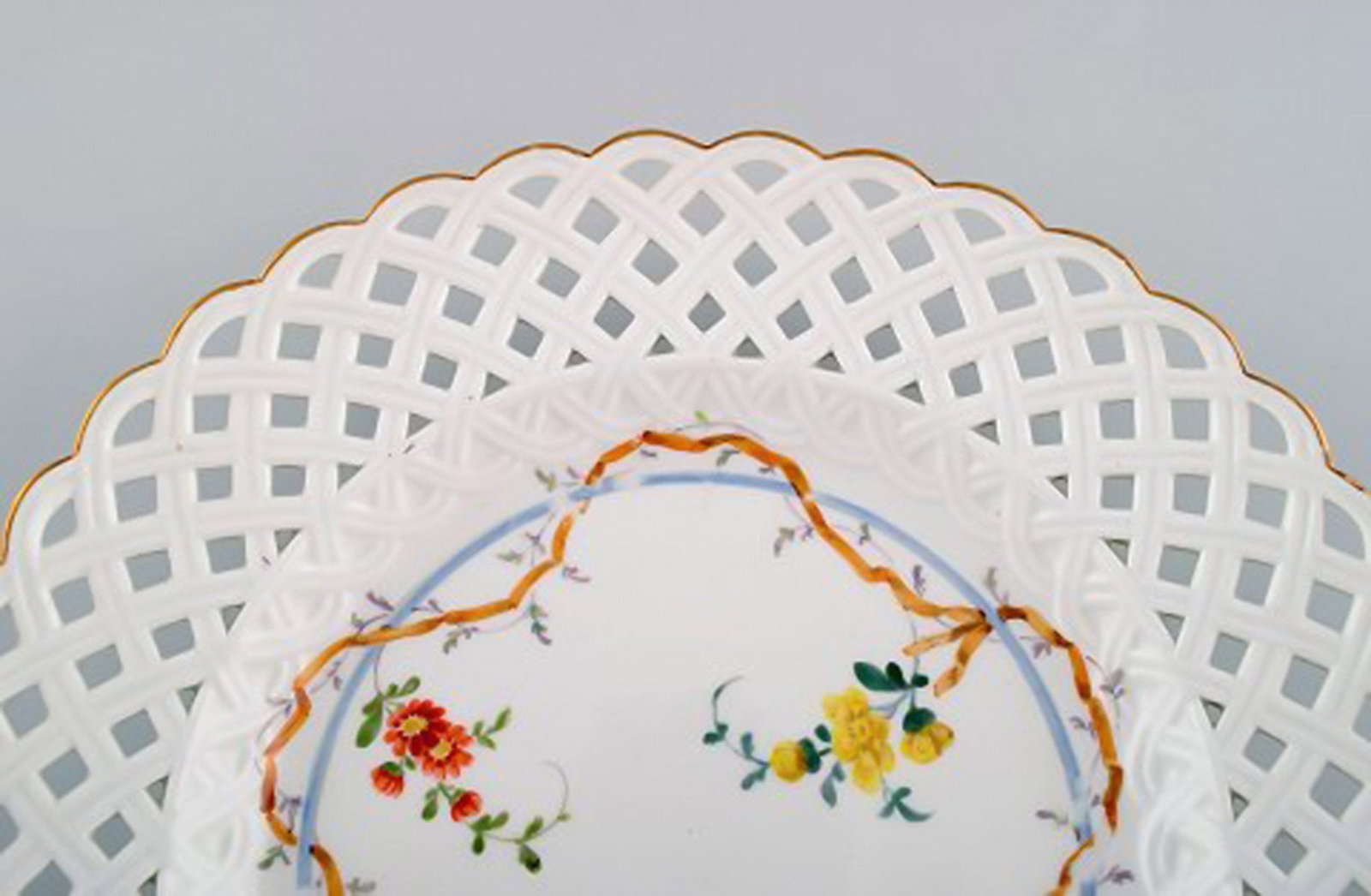 Two antique Meissen plates in pierced porcelain with hand-painted floral motifs. Museum Quality. - 5