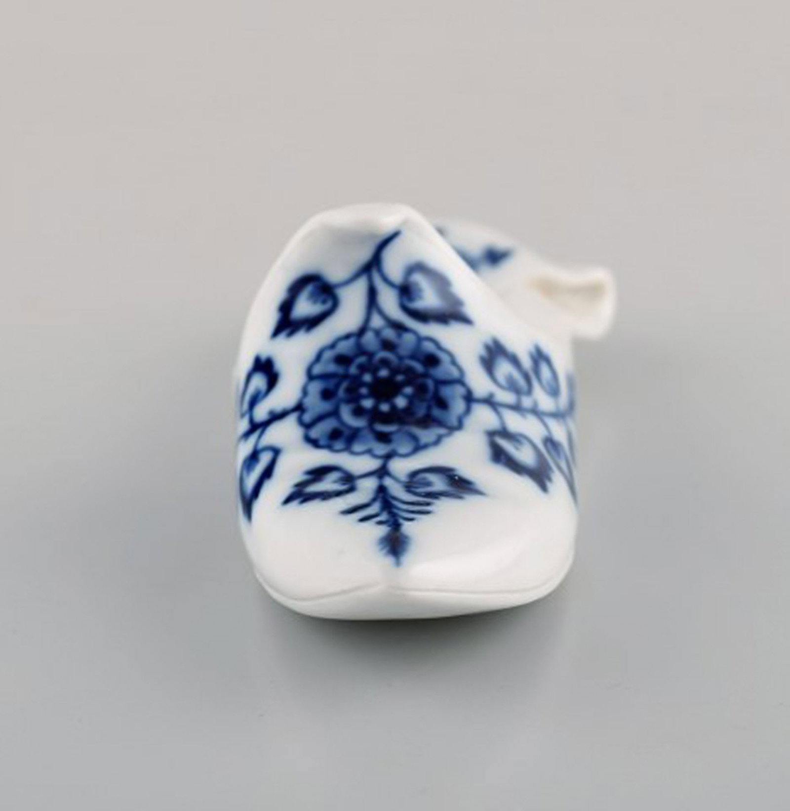Meissen, Germany. Antique miniature slipper in hand-painted porcelain. 19th century. - 2