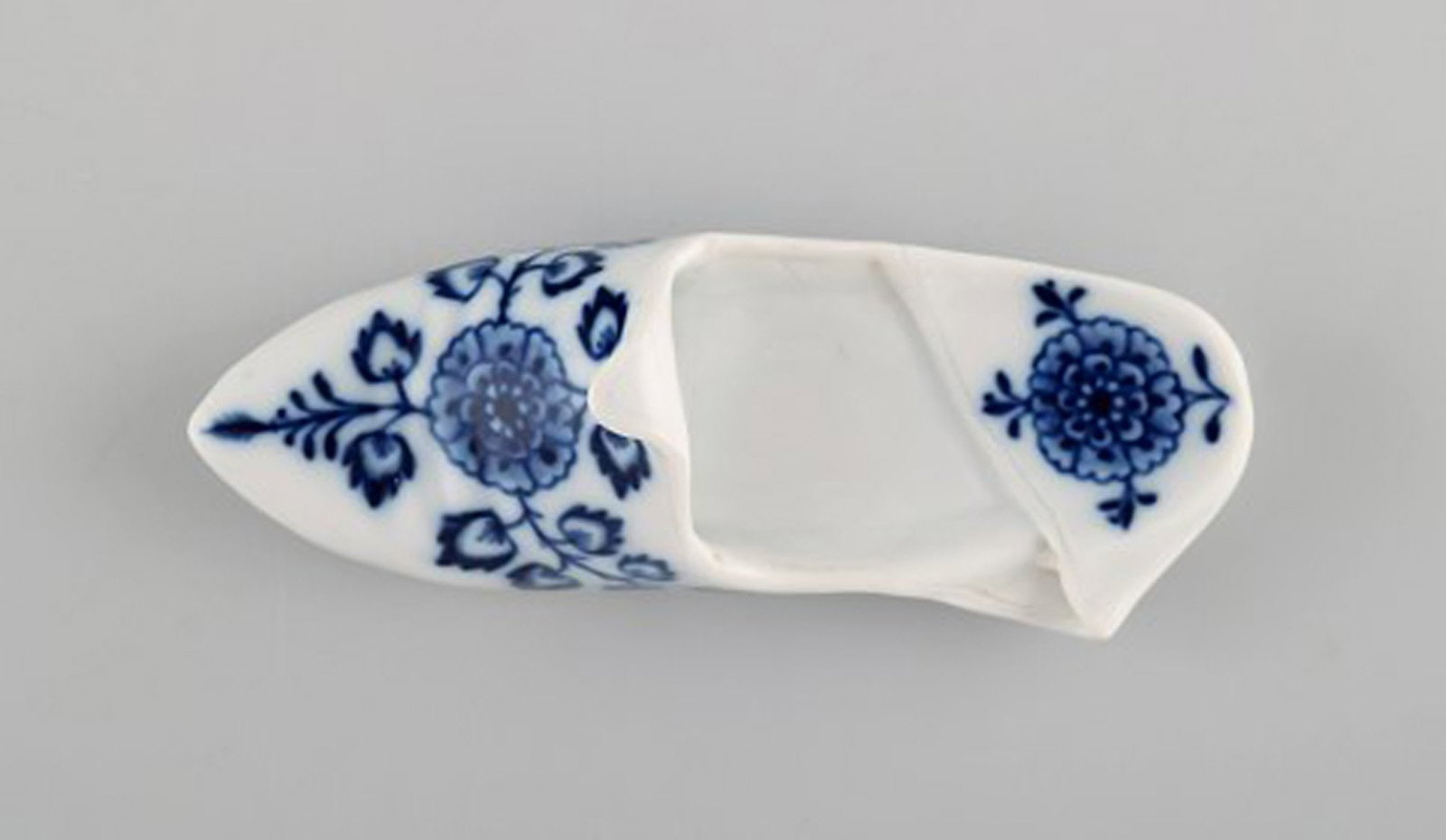 Meissen, Germany. Antique miniature slipper in hand-painted porcelain. 19th century. - 4