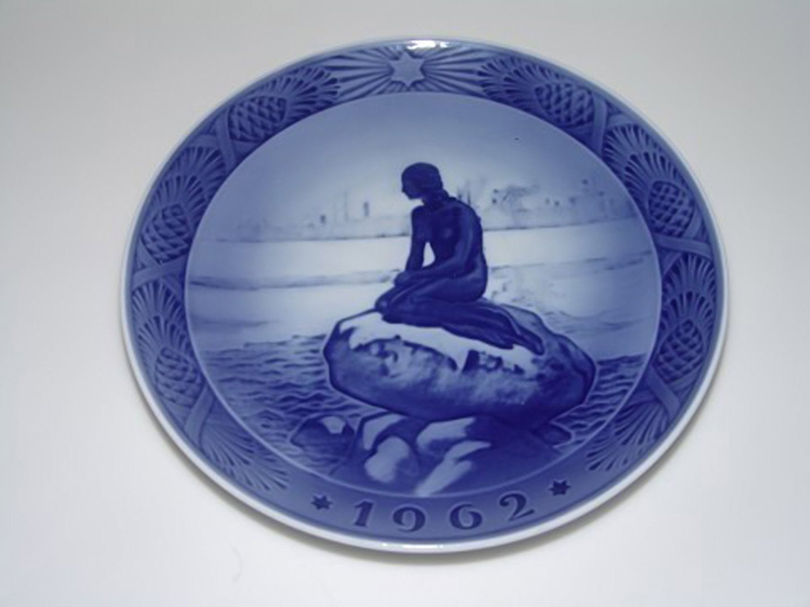 Royal Copenhagen Christmas plate 1962. Factory first. In good condition.: Brand: Royal Copenhagen Royal Copenhagen Christmas plate 1962. Factory first. In good condition. Reserve: $53.00 Shipping: Domestic: Shipping rates are determined by destination International: