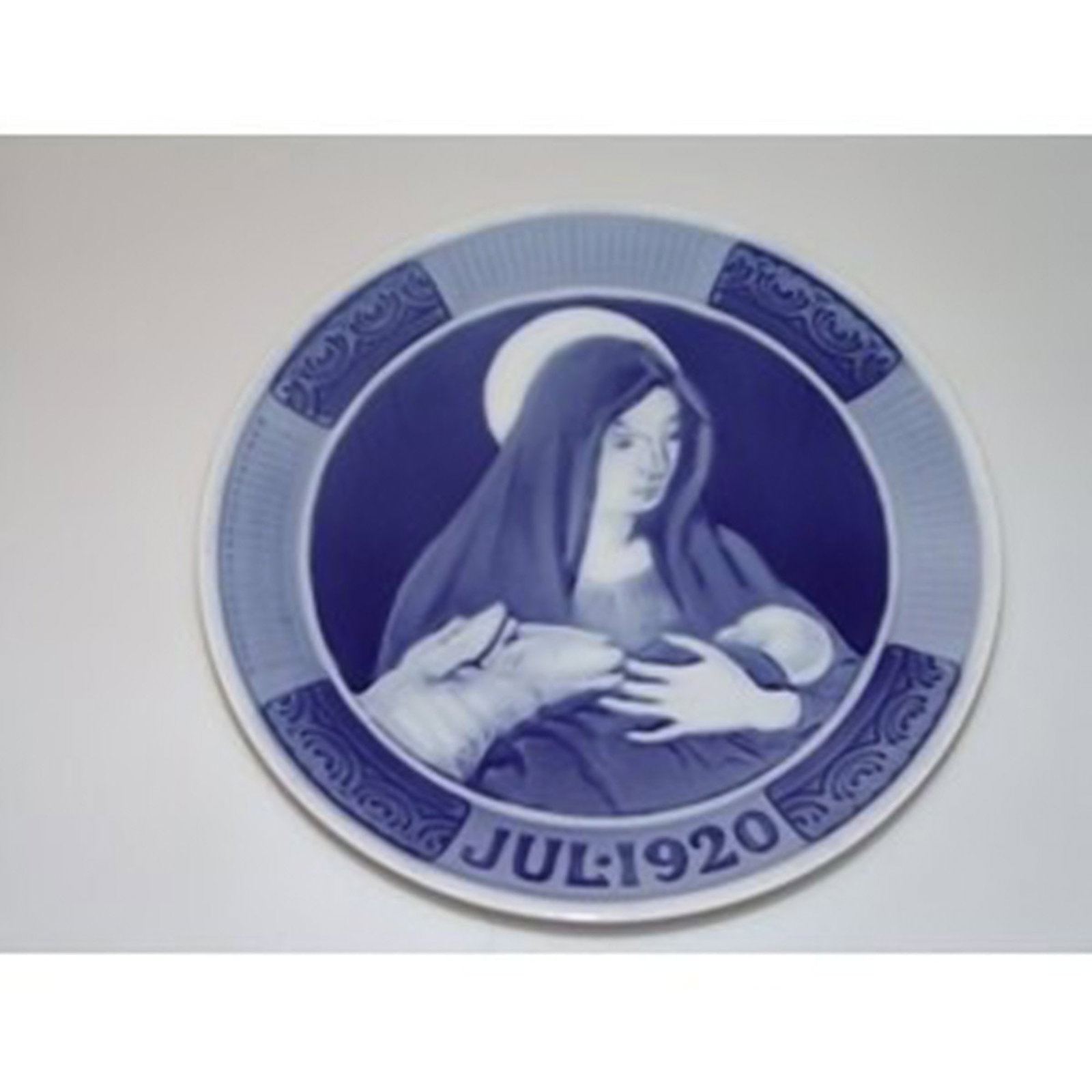 Royal Copenhagen Christmas plate from 1920.: Brand: Royal Copenhagen Royal Copenhagen Christmas plate from 1920. Reserve: $42.00 Shipping: Domestic: Shipping rates are determined by destination International: Foreign shipping rates are