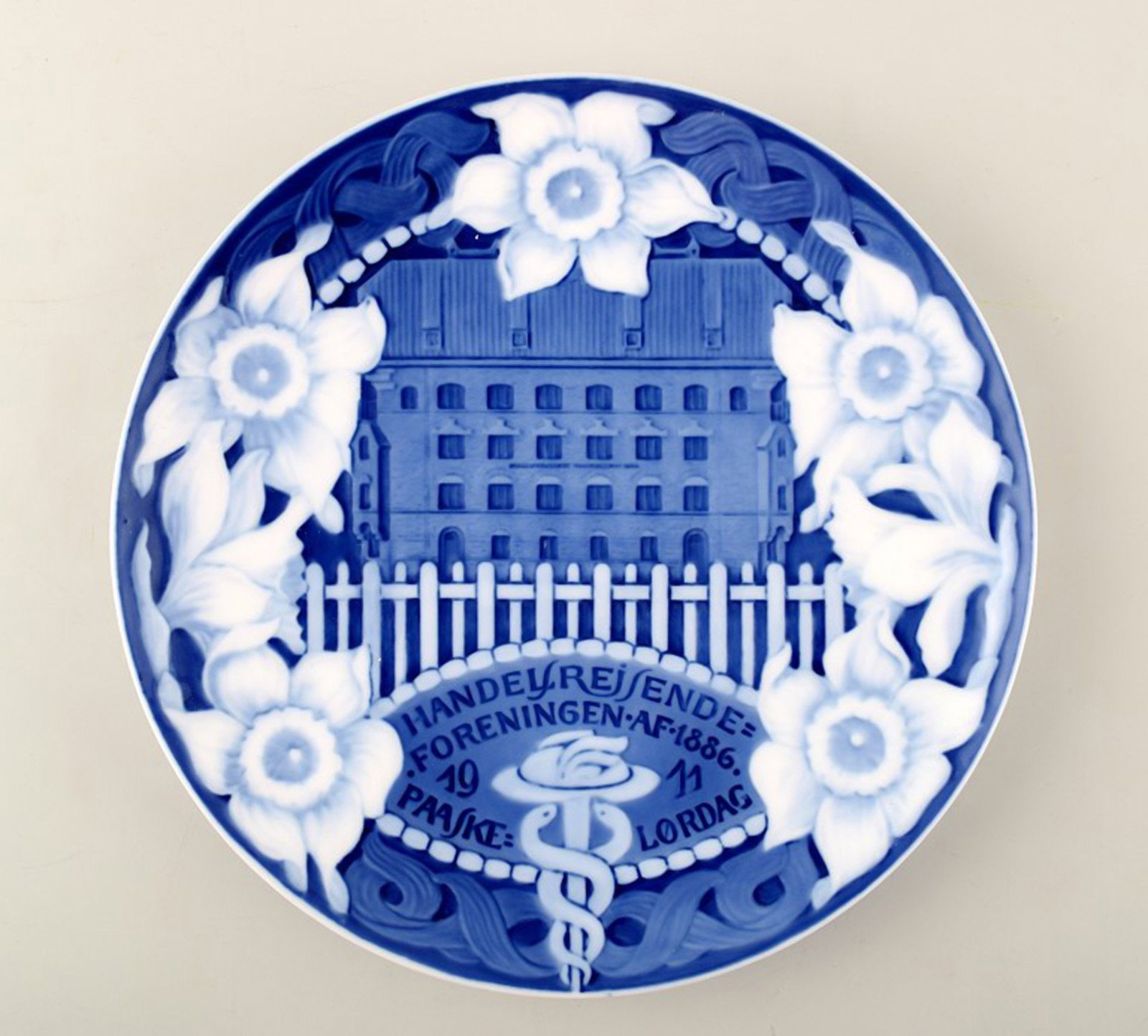 Rare Royal Copenhagen commemorative / jubilee plate. "Handelsrejsendeforeningen af 1886. 1911 På: Brand: Royal Copenhagen Rare Royal Copenhagen commemorative / jubilee plate. "Handelsrejsendeforeningen af 1886. 1911 Påskelørdag" Reserve: $140.00 Shipping: Domestic: Shipping rates are