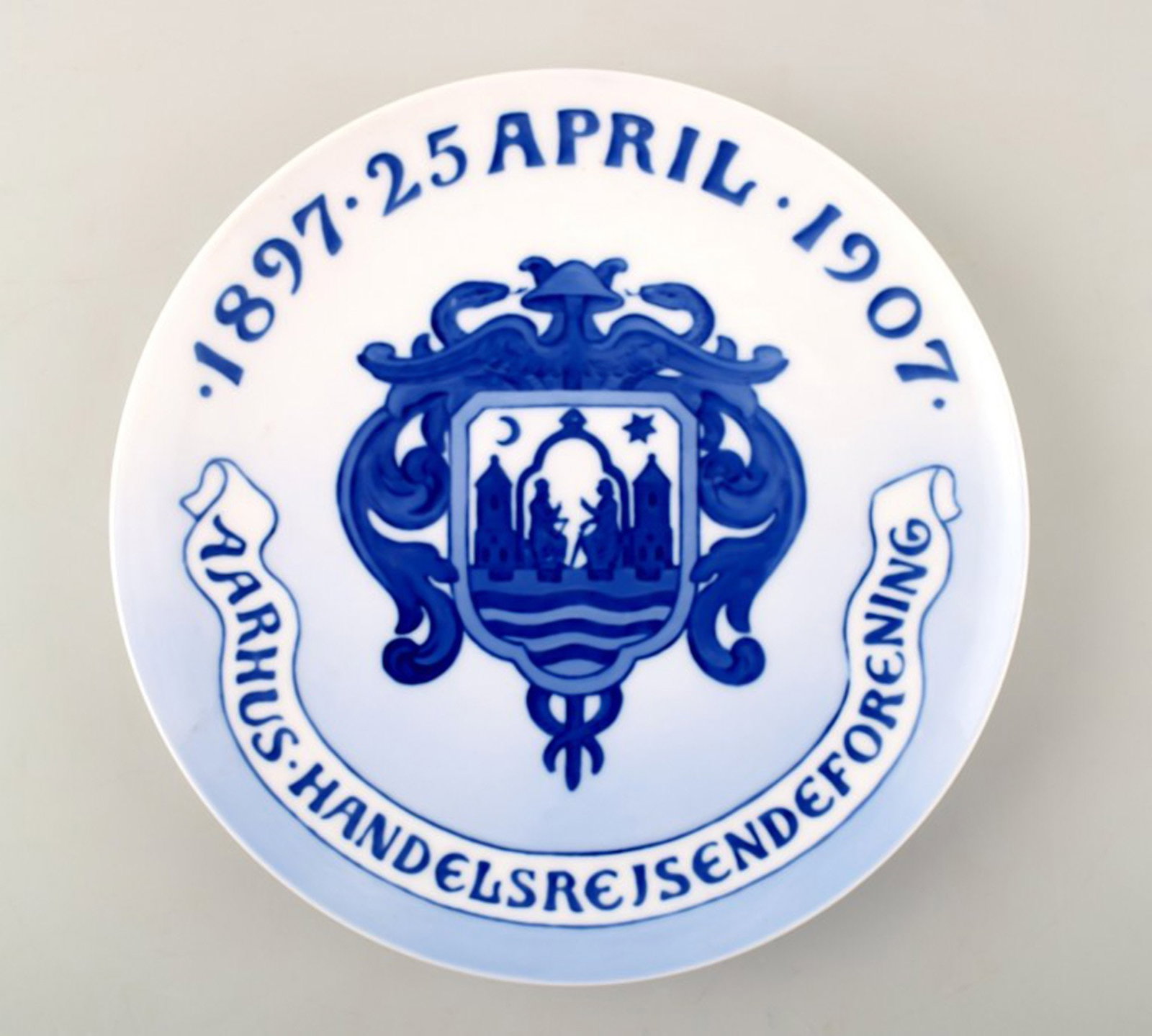 Rare Royal Copenhagen commemorative / jubilee plate. "Aarhus Handelsrejsendeforening 1897 25 april: Brand: Royal Copenhagen Rare Royal Copenhagen commemorative / jubilee plate. "Aarhus Handelsrejsendeforening 1897 25 april 1907". Reserve: $140.00 Shipping: Domestic: Shipping rates are determined by