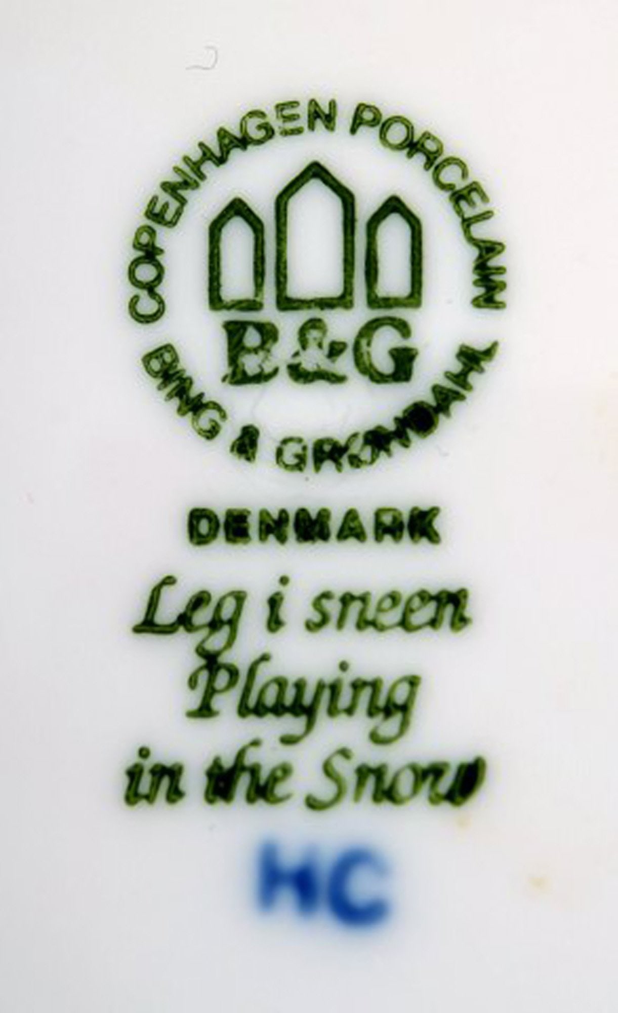 Bing & Grondahl Christmas plate 2001. "Play in the snow". - 2