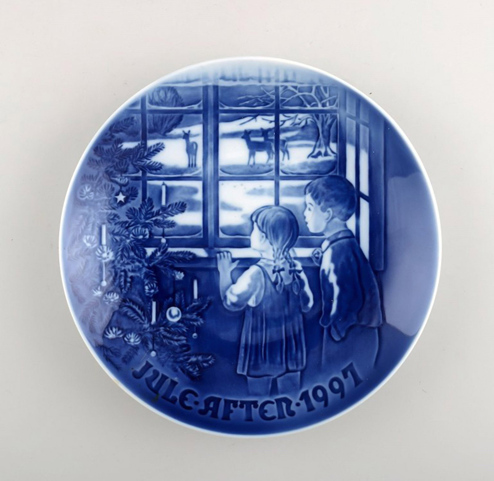 Bing & Grondahl Christmas Plate 1997. "The animals of the forest." Designed by Jørgen Nielsen.: Brand: Bing & Grøndahl Bing & Grondahl Christmas Plate 1997. "The animals of the forest." Designed by Jørgen Nielsen. Reserve: $28.00 Shipping: Domestic: Shipping rates are determined by
