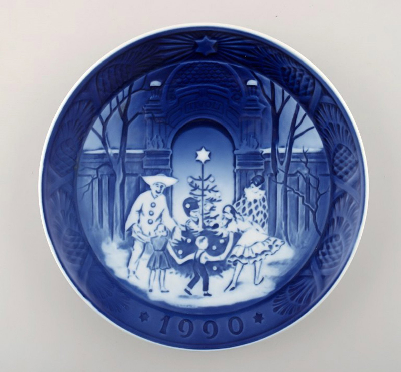 Royal Copenhagen, Christmas plate from 1990.: Brand: Royal Copenhagen Royal Copenhagen, Christmas plate from 1990. Reserve: $32.00 Shipping: Domestic: Shipping rates are determined by destination International: Foreign shipping rates are