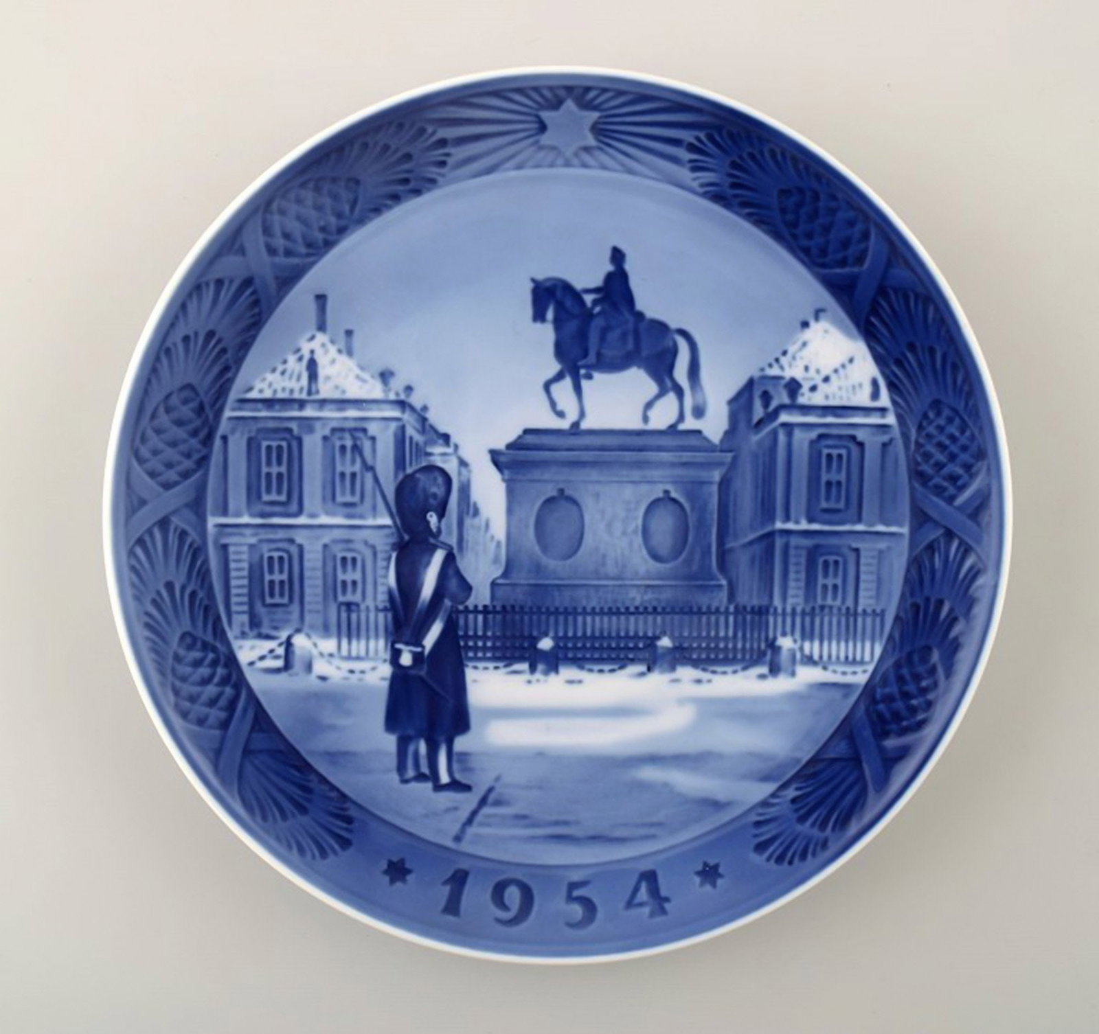 Royal Copenhagen, Christmas plate from 1954.: Brand: Royal Copenhagen Royal Copenhagen, Christmas plate from 1954. Reserve: $67.00 Shipping: Domestic: Shipping rates are determined by destination International: Foreign shipping rates are