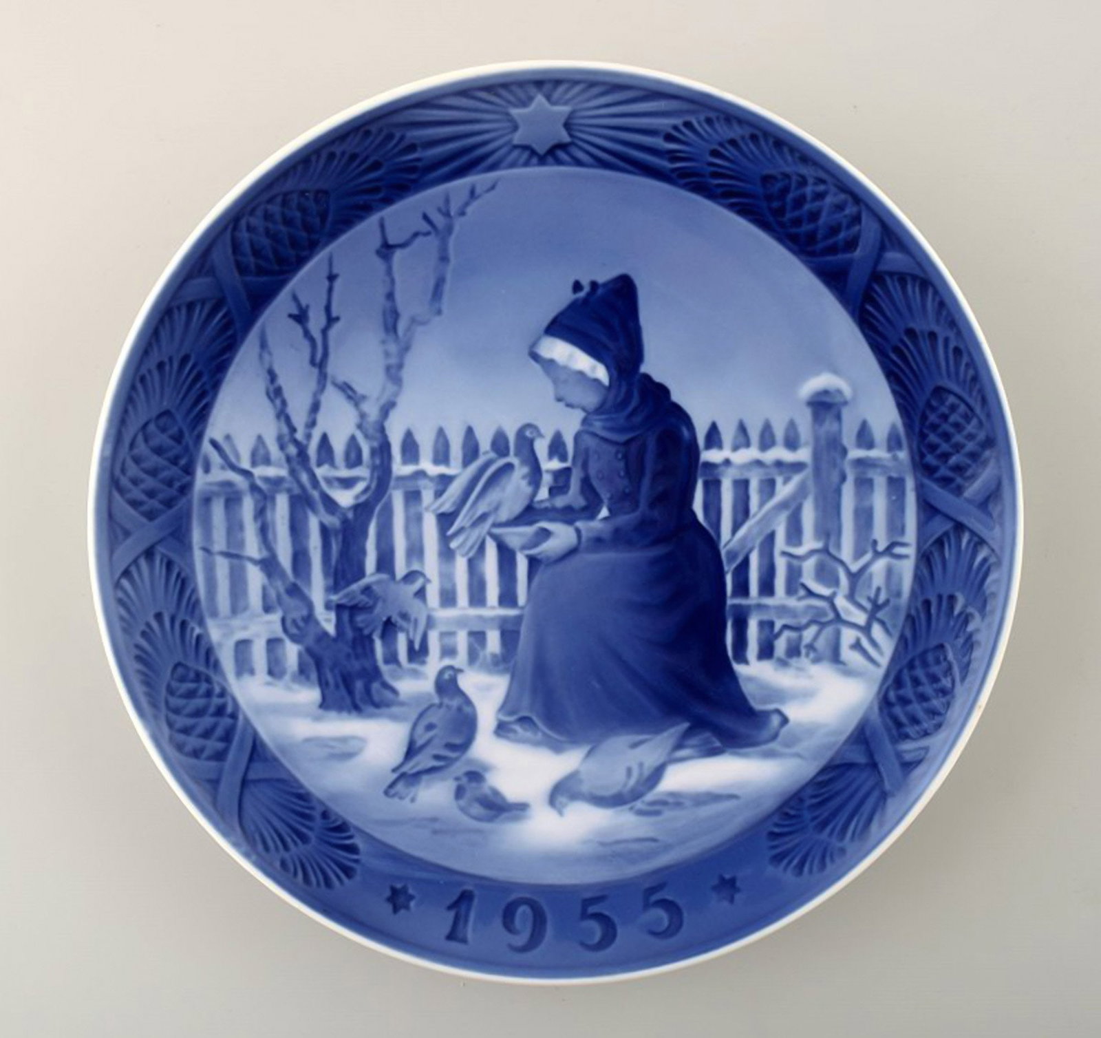 Royal Copenhagen, Christmas plate from 1955.: Brand: Royal Copenhagen Royal Copenhagen, Christmas plate from 1955. Reserve: $28.00 Shipping: Domestic: Shipping rates are determined by destination International: Foreign shipping rates are