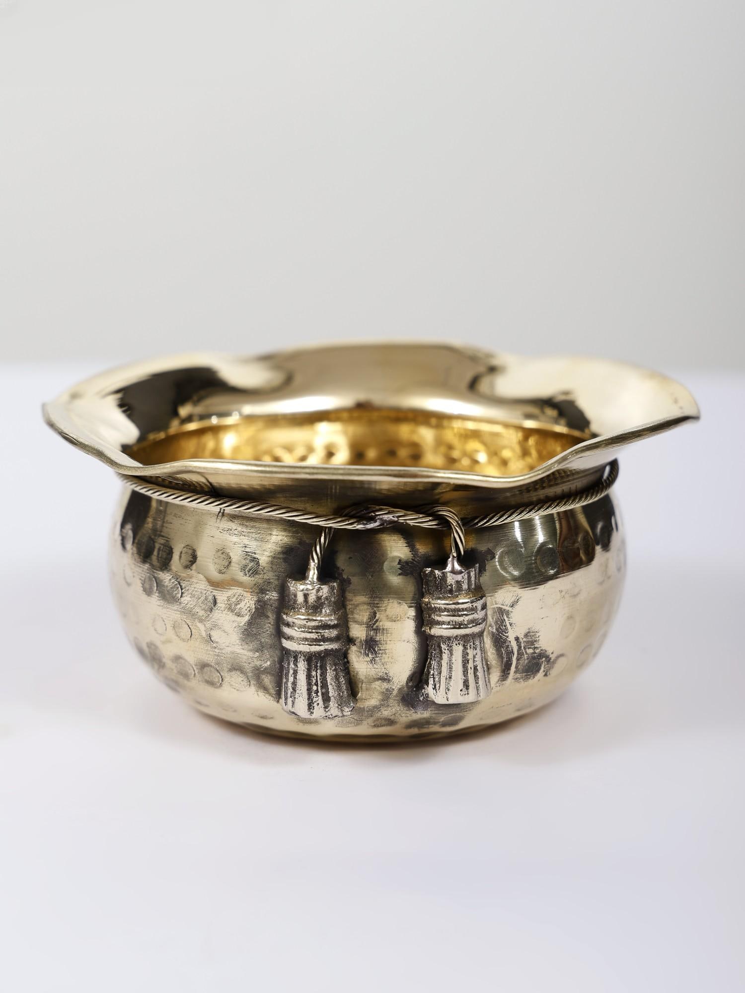 4" Ritual Bowl in Brass: Title: 4" Ritual Bowl in Brass Description: Additional Information: Ritual & Puja Items Statues Reserve: $26.00 Shipping: Domestic: Flat-rate of $3.00 to anywhere within the contiguous U.S. Internatio