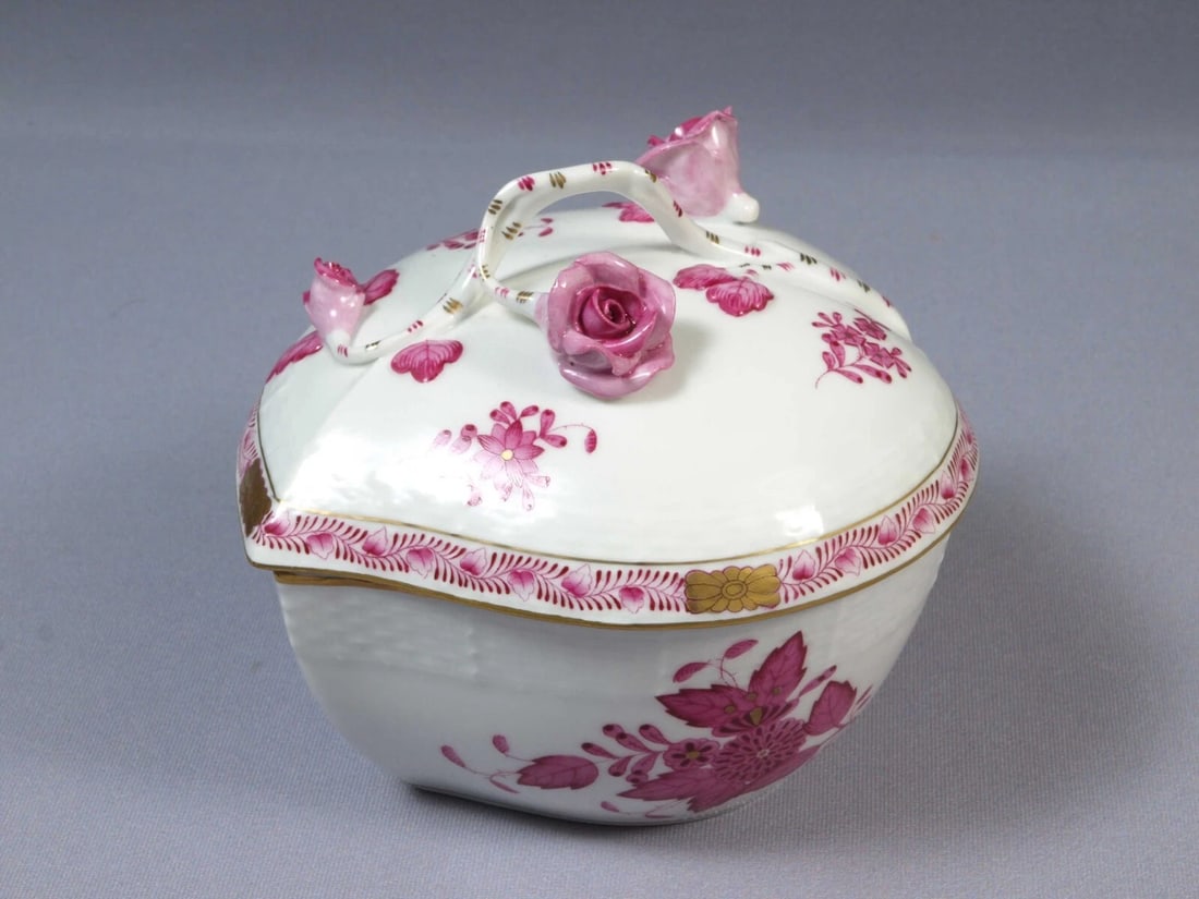 Herend Hungary Chinese Bouquet Raspberry LARGE Bon Bon Heart Shaped Box 6000/AP: This is a Large, Heart-shaped Covered Bon Bon/Candy Box/Bowl made by Herend in Hungary in their famous and collectible Raspberry Chinese Bouquet pattern. It is the larger version of this item It is ma