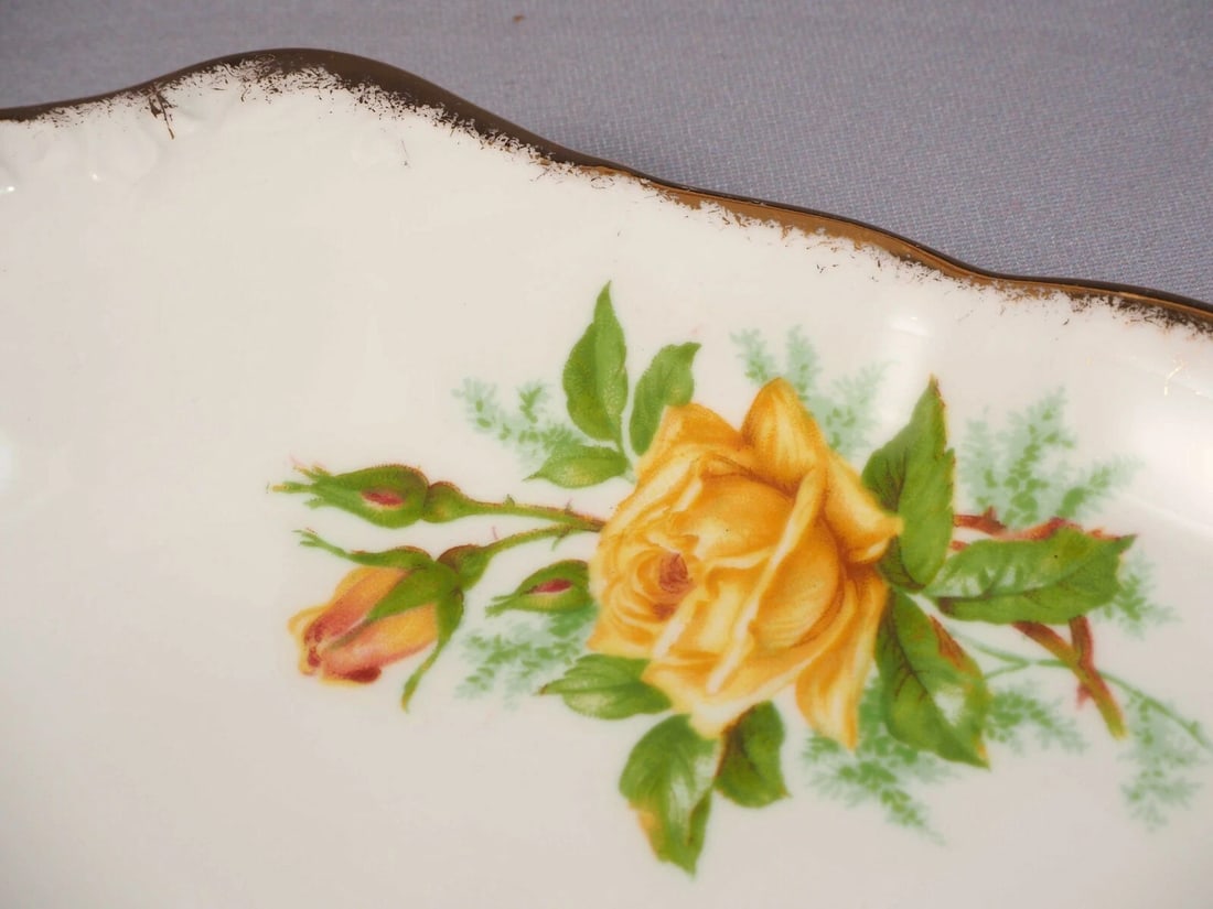Royal Albert Yellow Tea Rose Bone China Cake Serving tray Platter England: This a stunning Fine Bone China Cake Serving Tray/Platter, from the famous Yellow Tea rose Collection. The tray is made by Royal Albert in England. It is properly marked with Royal Albert back stamp a