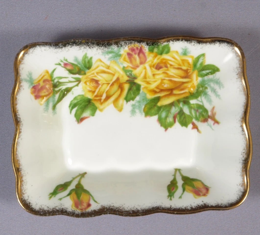 Royal Albert Yellow Tea Rose Bone China Serving Nut Relish Tray England Vintage: This is a small Fine Bone China Nut/Relish/Candy Dish/Tray, from the famous Yellow Tea rose Collection. The tray is made by Royal Albert in England. It is properly marked with Royal Albert back stamp 
