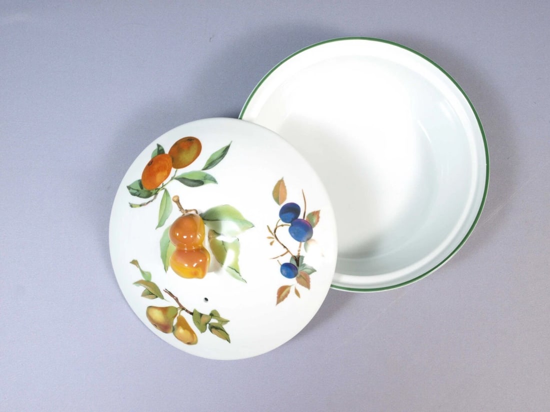 Royal Worcester Evesham Vale Covered Casserole Dish Oven to Table Baking Dish: This is a Round Covered Backing Dish/Casserole made by Royal Worcester in their popular Evesham pattern. Evesham is a classic pattern that beautifully depicts autumnal fruits from the Vale of Evesham.