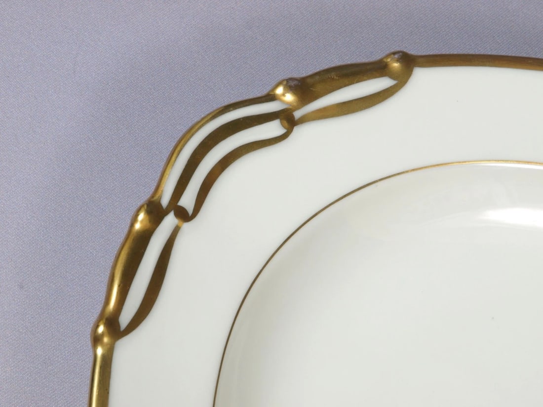 Limoges L. BERNARDAUD B&C Oval Serving Meat Turkey Platter France: This is a rare and gorgeous Large Turkey Serving Platter. The platter was made in France LIMOGES by L. BERNARDAUD B&C. It is in very classy and features gold rim. The platter is 15 3/4" by 11 7/8". It