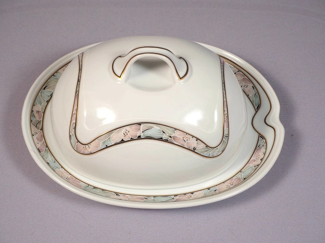 Super Rare Kaiser Tivoli Domino West Germany Oval Butter Dish Dome Underplate: This is a gorgeous Oval Butter dish. The dish is from the Kaiser - Made in West Germany. It is mid century, art deco vintage pattern. Very unusual and hard to find pattern. The dish is properly marked