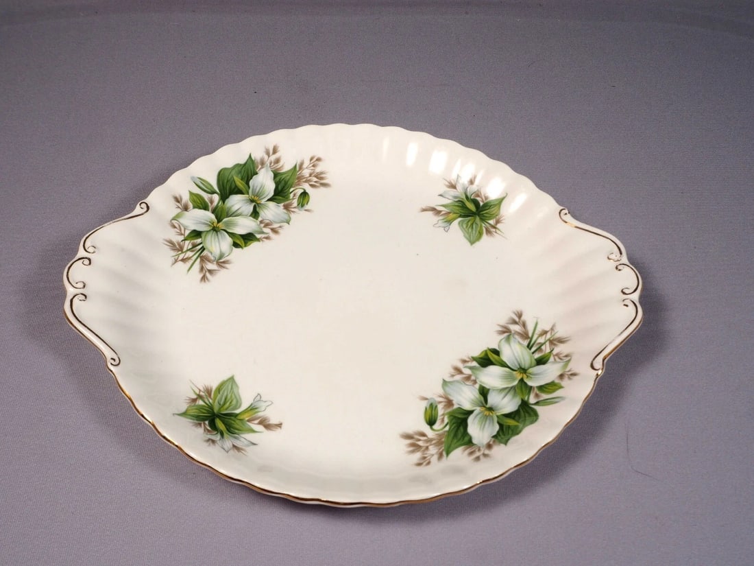 Royal Albert Trillium Handled Round Cake Snack Dessert Tray Dish Gold green: This is a stunning Bone China Handled Round Cake Snack Dessert Dish/TRAY/Platterfrom the famous Royal Albert Trillium collection - Made in England. The rims of this pattern are surrounded in blooming 