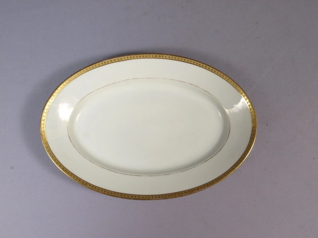Limoges Elite Works Bawo & Dotter BWD25 Laurel Leaf Small Oval Platter France: This is a rare Oval Serving Platter. The platter was made in France LIMOGES by Elite Works Bawo & Dotter. It features gold encrusted band with laurel leaves at the rim. The platter is 10 3/4" by 7 1/2