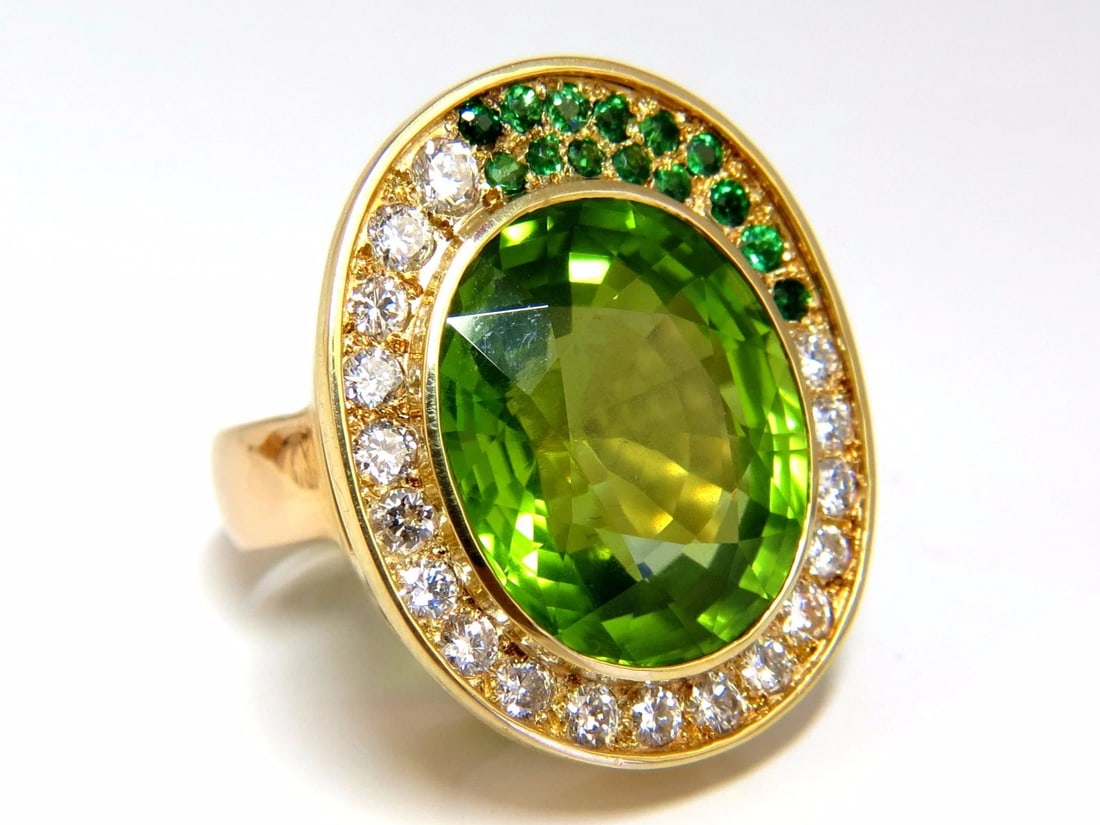 22.50ct natural green peridot diamond demantoid ring 14kt *v: Title: 22.50ct natural green peridot diamond demantoid ring 14kt *v Description: Oval Cut Peridot Cluster 21.00ct. Natural Peridot ring. Oval cut, clean clarity & Transparent. Classic Green Color