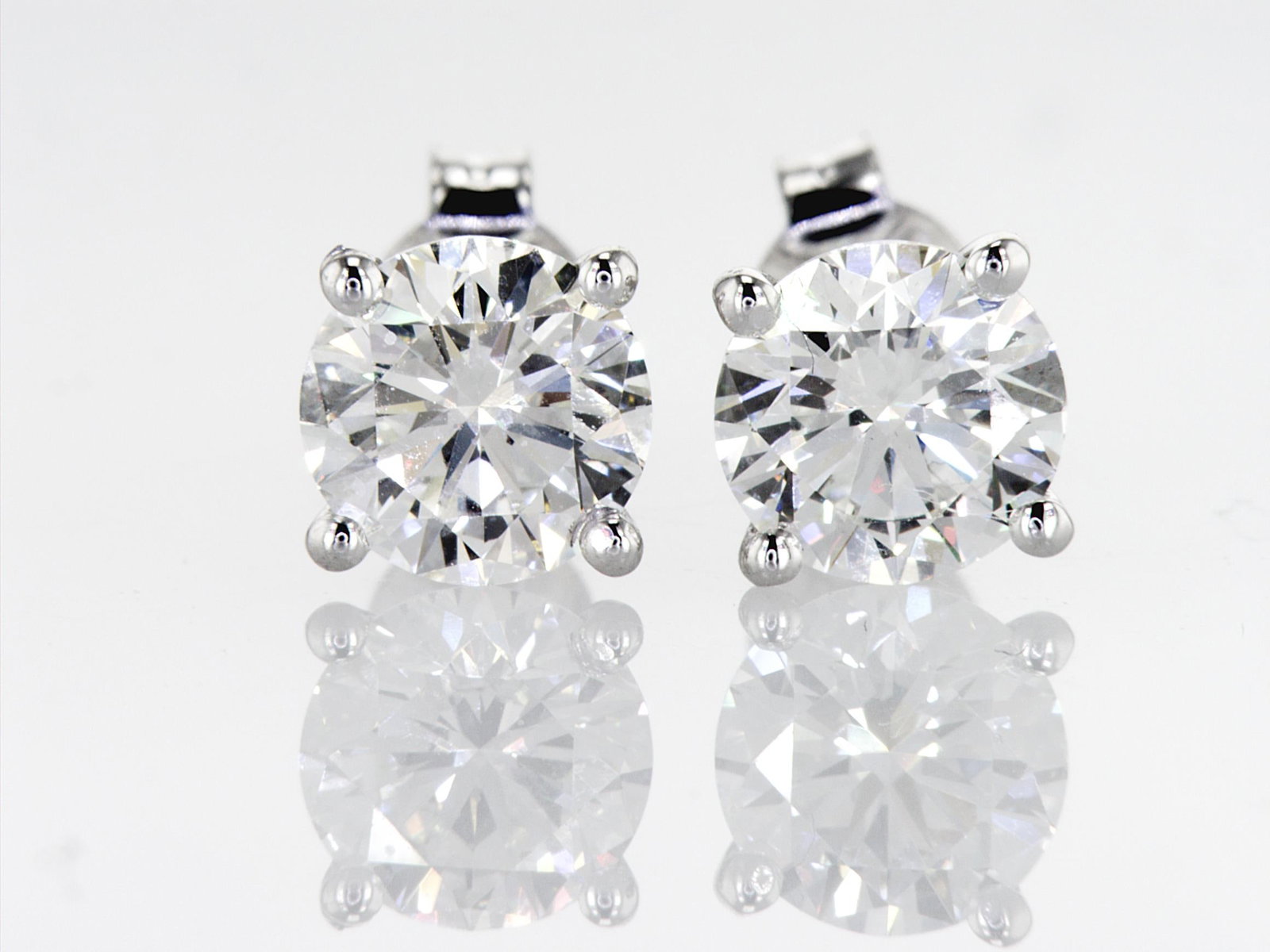 3.01cttw Natural Diamond & Natural Diamond Earrings 14K White Gold 1.41 gr: Title:3.01cttw Natural Diamond & Natural Diamond Earrings 14K White Gold 1.41 gr Description: Reserve: $17,500.00 Shipping: Domestic: Shipping rates are determined by destination International: Foreig