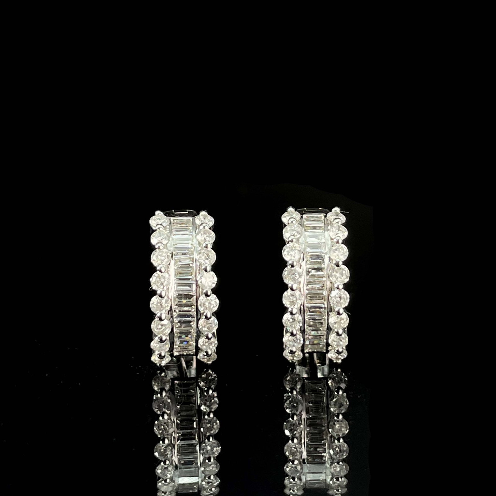 14K GOLD 0.9 CT NATURAL H DIAMOND EARRINGS: Title:14K GOLD 0.9 CT NATURAL H DIAMOND EARRINGS Description:Ref:230655304Gold Content:14K GoldMain Gemstone:DiamondShape:MultiplyCarat Weight:0.9ct Clarity Grade:VS2Color:HTreatment:NaturalCut