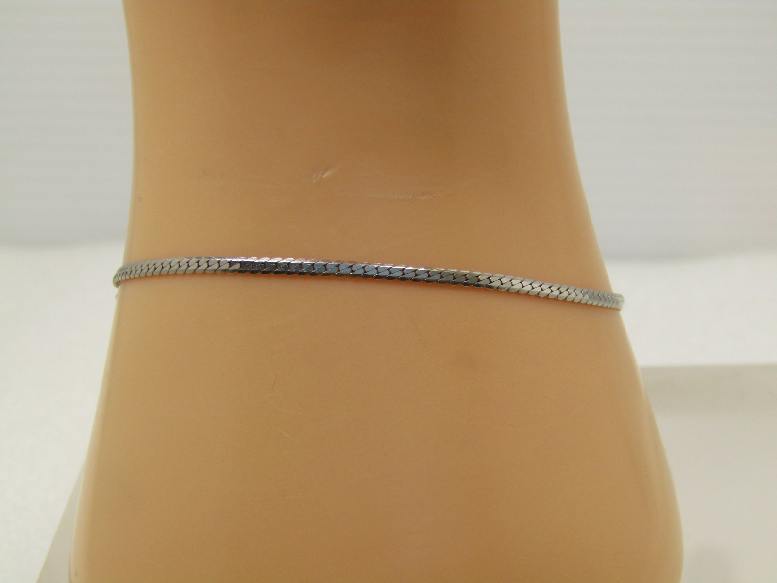 Vintage 14kt White Gold Bracelet, Herringbone, 7", Signed RVL 1980's-1990's: Title:Vintage 14kt White Gold Bracelet, Herringbone, 7", Signed RVL 1980's-1990's Description:Vintage 14kt White Gold Bracelet, Herringbone, 7", Signed RVL 1980's-1990's. The bracelet is appx. 2mm wid