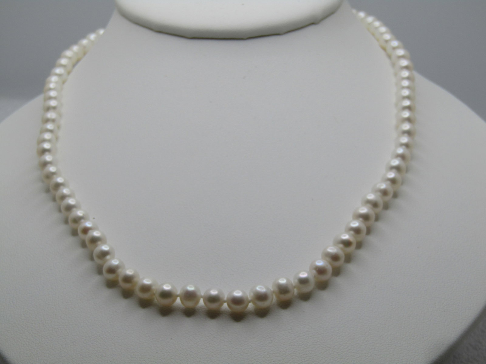 Vintage 14kt Cultured 5-5.5mm Pearl Necklace, 17.5", Signed JCM, 1990's: Title:Vintage 14kt Cultured 5-5.5mm Pearl Necklace, 17.5", Signed JCM, 1990's Description:Vintage 14kt Cultured 5-5.5mm Pearl Necklace, 17.5", Signed JCM, 1990's. The pearlsare knotted between, white
