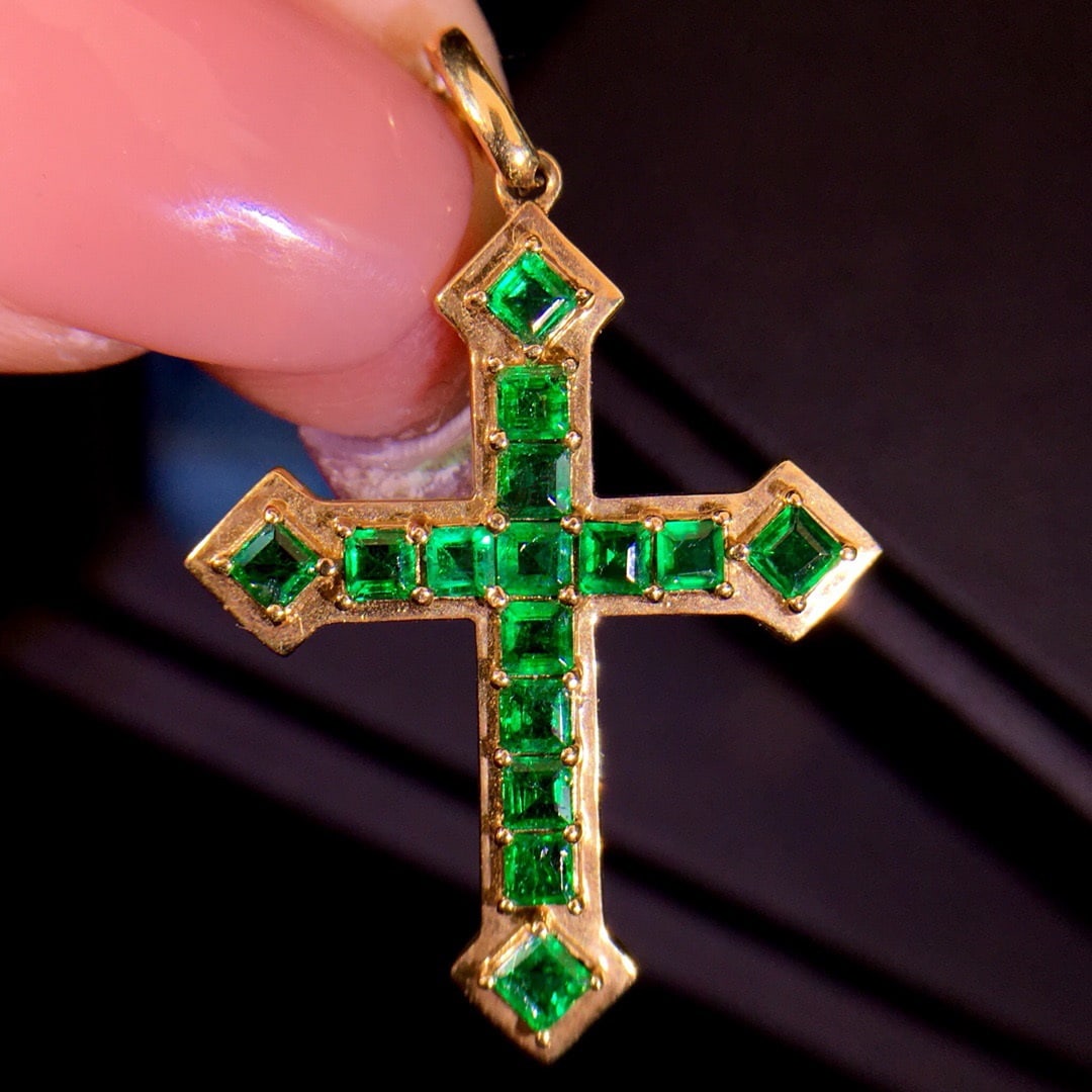 14K GOLD 1.8 CT VIVID GREEN NATURAL EMERALD PENDANT: Title:14K GOLD 1.8 CT VIVID GREEN NATURAL EMERALD PENDANT Description:Ref:230656486Gold Content:14K GoldMain Gemstone:EmeraldShape:SquareCarat Weight:1.8ct Color:Vivid GreenTreatment:NaturalCut Grade: